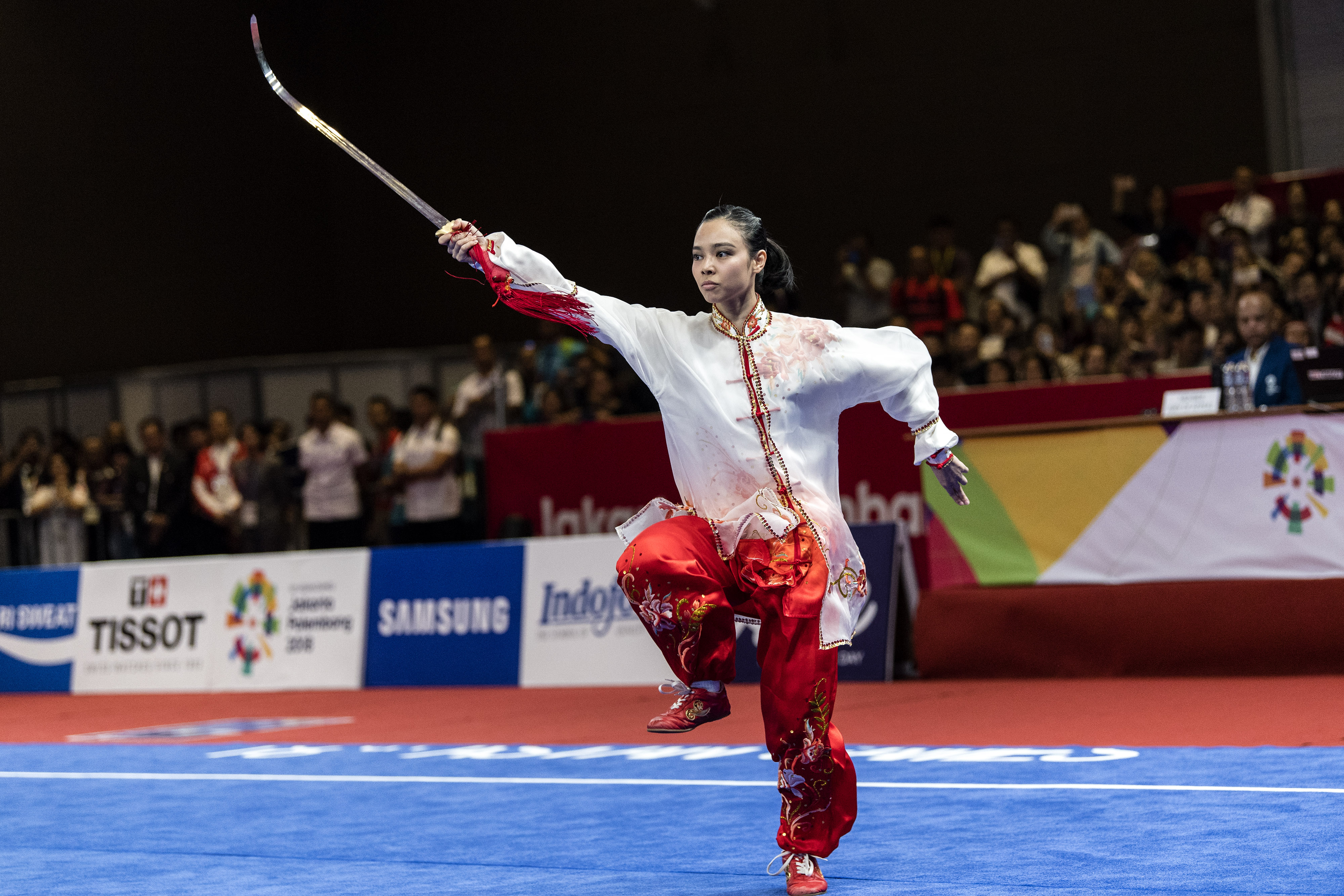 Atlet Indonesia Lindswell beraksi pada nomor Taijijian Putri Wushu Asian Games 2018 di JIExpo, Kemayoran, Jakarta.