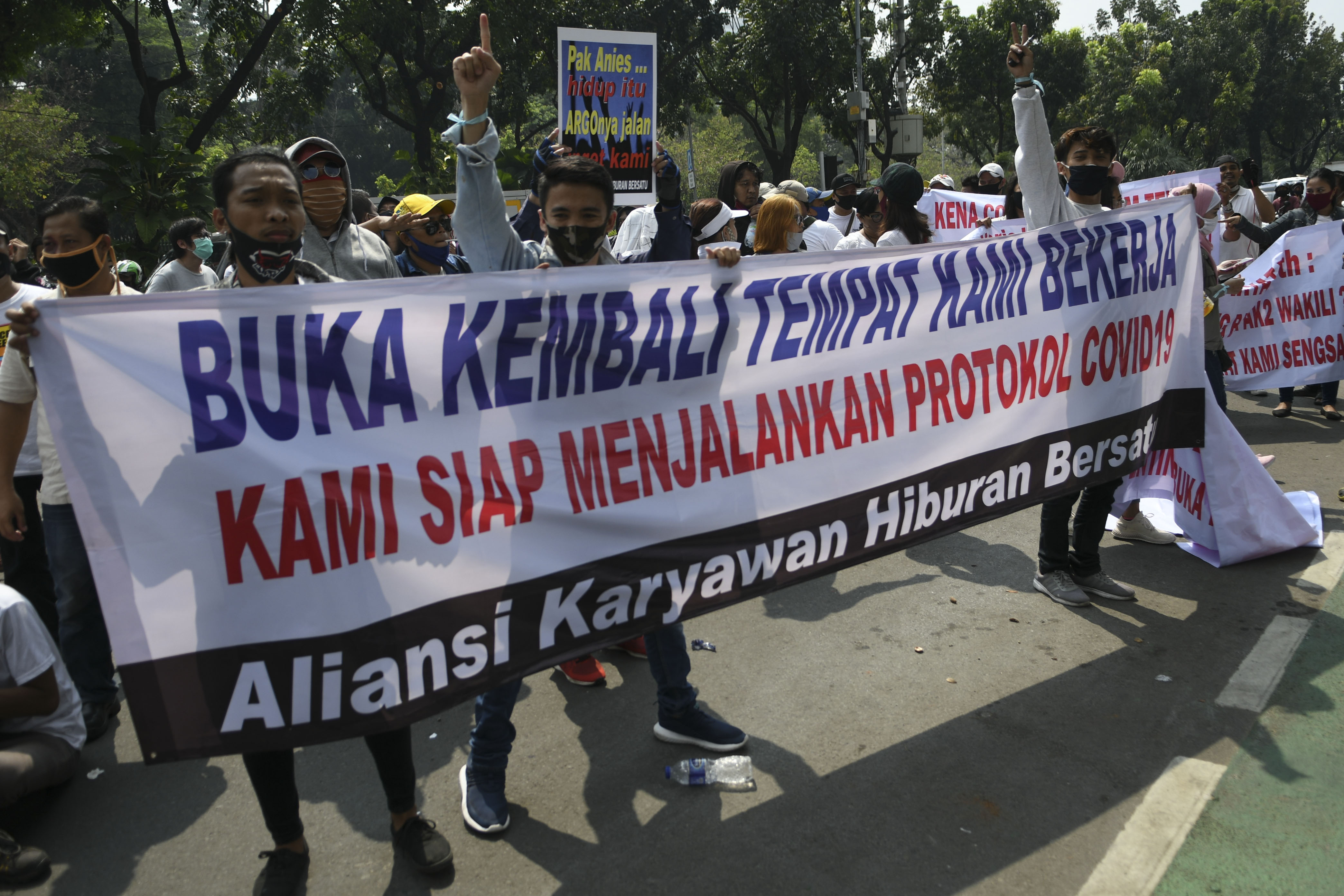 Aliansi Karyawan dan Pengusaha Hiburan melakukan aksi protes di depan Balai Kota DKI Jakarta.