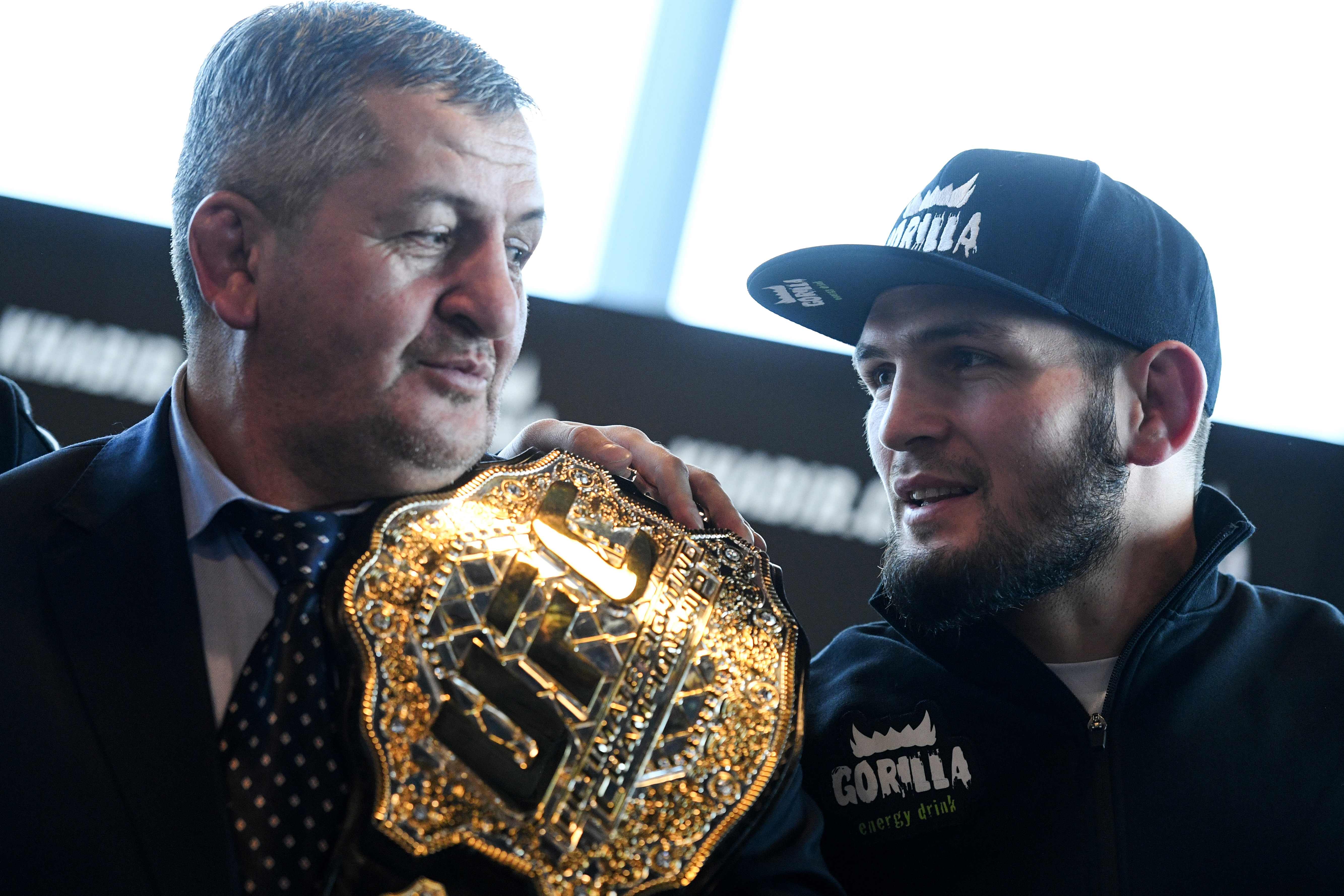 Petarung UFC Khabib Nurmagomedov (kanan) bersama ayah sekaligus pelatihnya Abdulmanap Nurmagomedov (kiri)