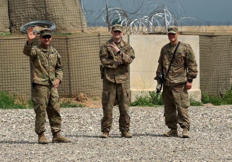 Tentara Amerika Serikat (AS) berjaga di basis pangkalan udara militer AS yang berada di Qayyarah, Irak. 