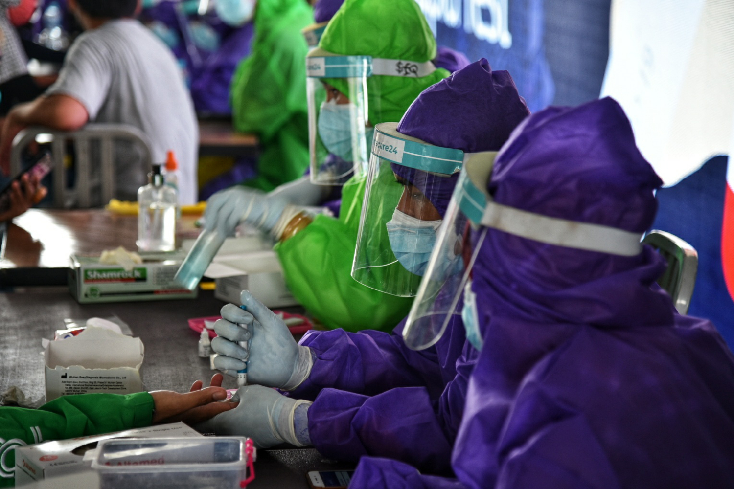 Warga mengikuti rapid test gratis di kawasan Sudirman, Jakarta.