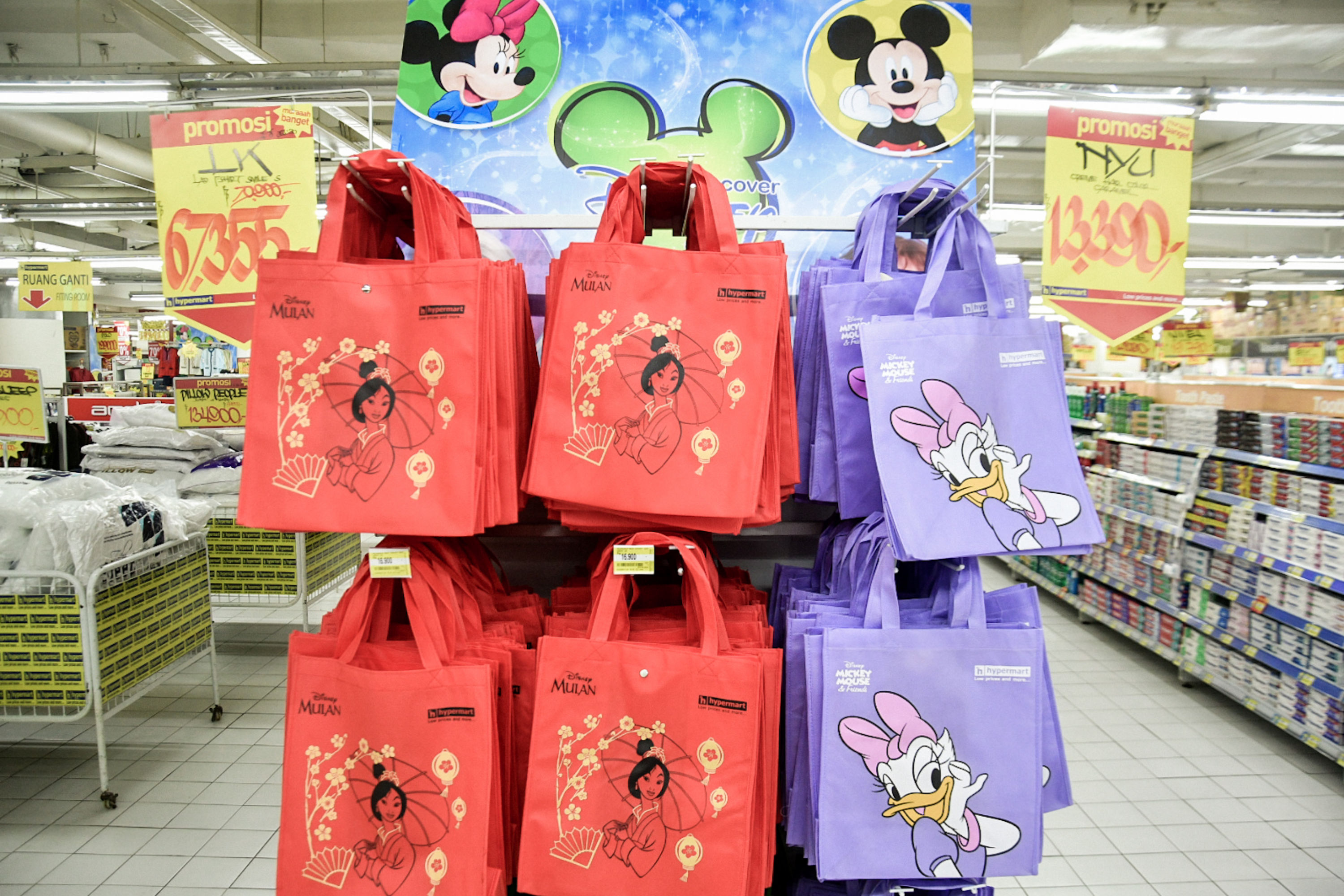 Beragam tas kanvas sebagai pengganti kantong kresek  di pusat perbelanjaan kawasan Gajah Mada, Jakarta