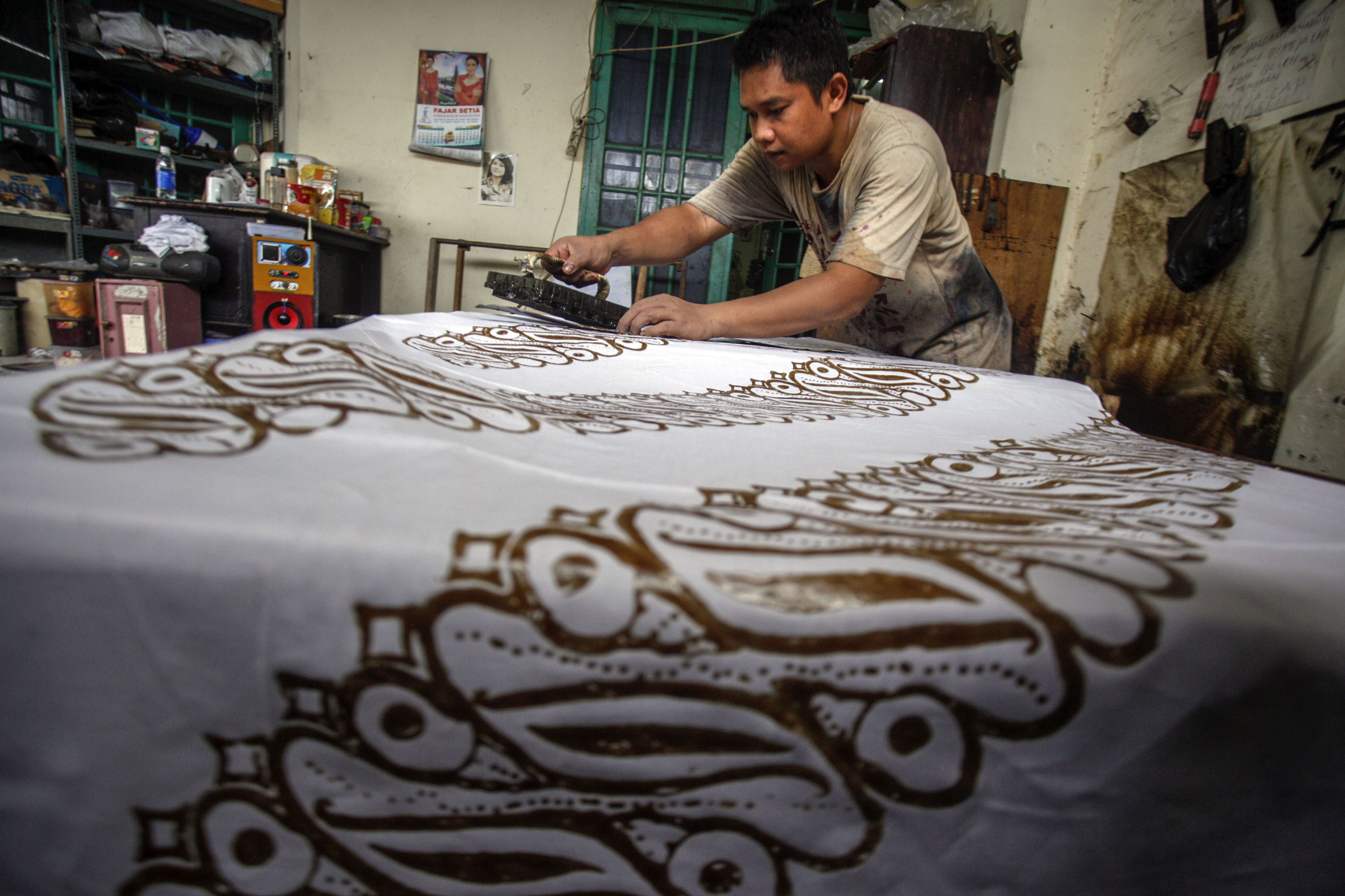 Perajin menyelesaikan pembuatan batik di Bogor, Jawa Barat.