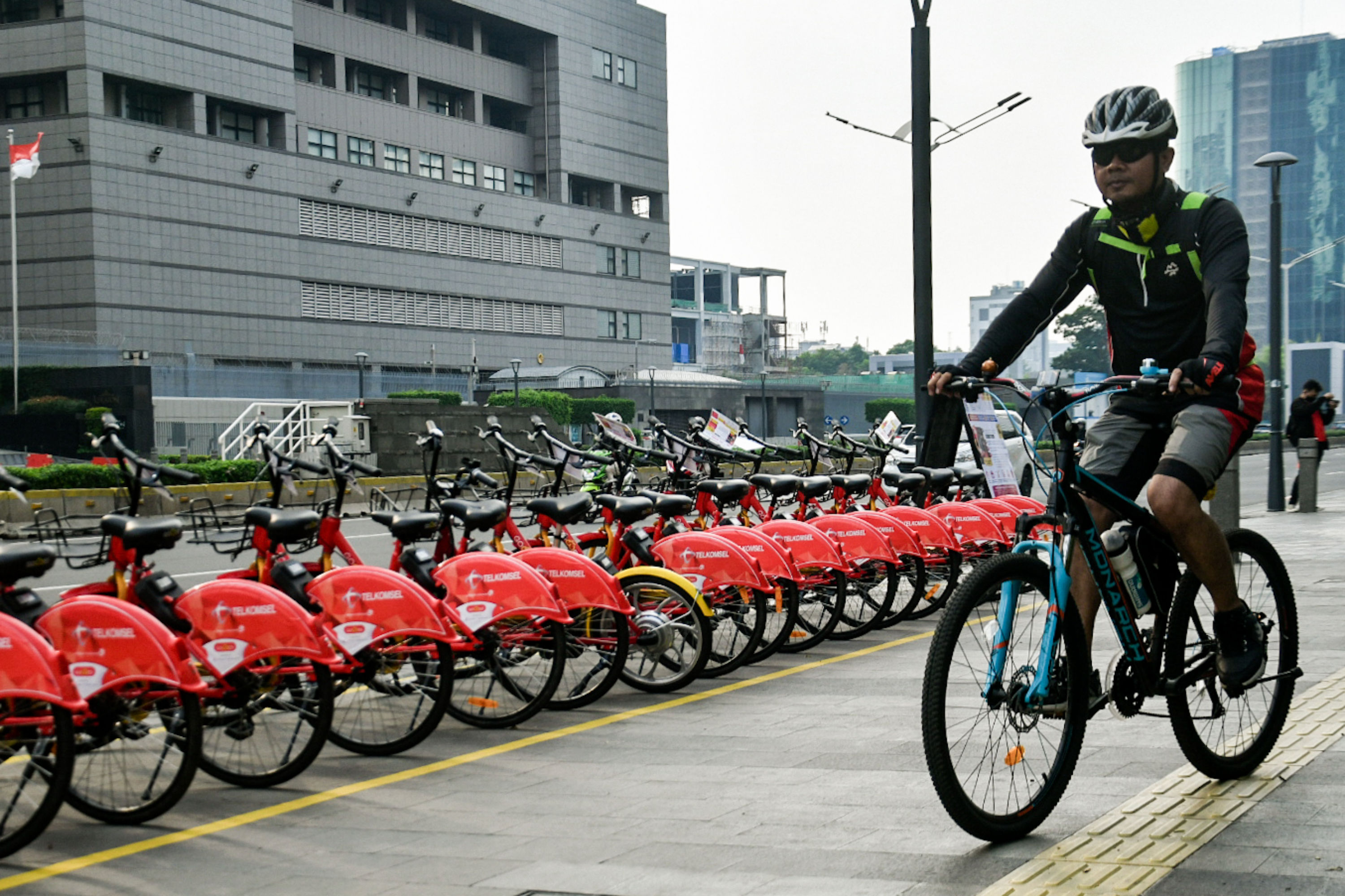 Pesepeda melintasi fasilitas bike sharing yang disediakan Pemprov DKI Jakarta.