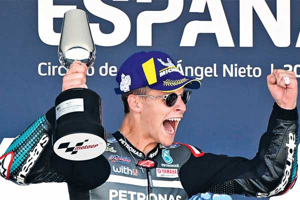 Pembalap Prancis yang membela tim Petronas Yamaha SRT, Fabio Quartararo, meluapkan kegembiraan di podium teratas 