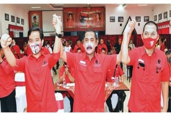 Bakal calon Wali Kota Surakarta dan wakilnya, Gibran Rakabuming Raka (kiri) dan Teguh Prakosa (kanan), berfoto bersama Ketua DPC PDIP 