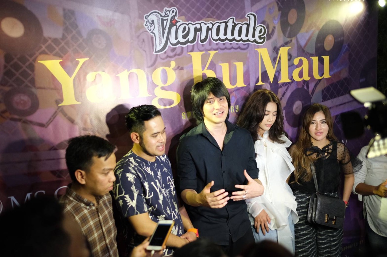 Kevin Aprilio (tengah) saat mengumumkan peluncuran single baru grupnya, Vierratale di Jakarta.