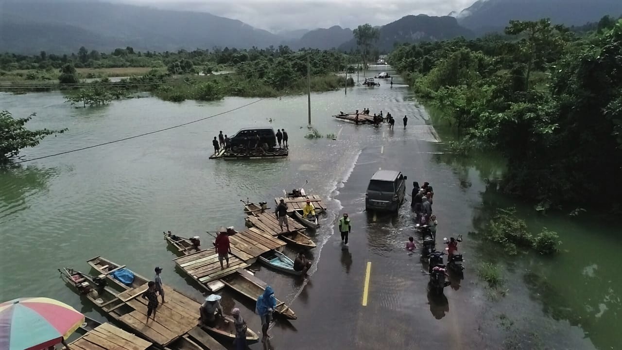 Kendaraan terjebak banjir di wilayah Desa Sambandete, Kabupaten Konawe Utara.