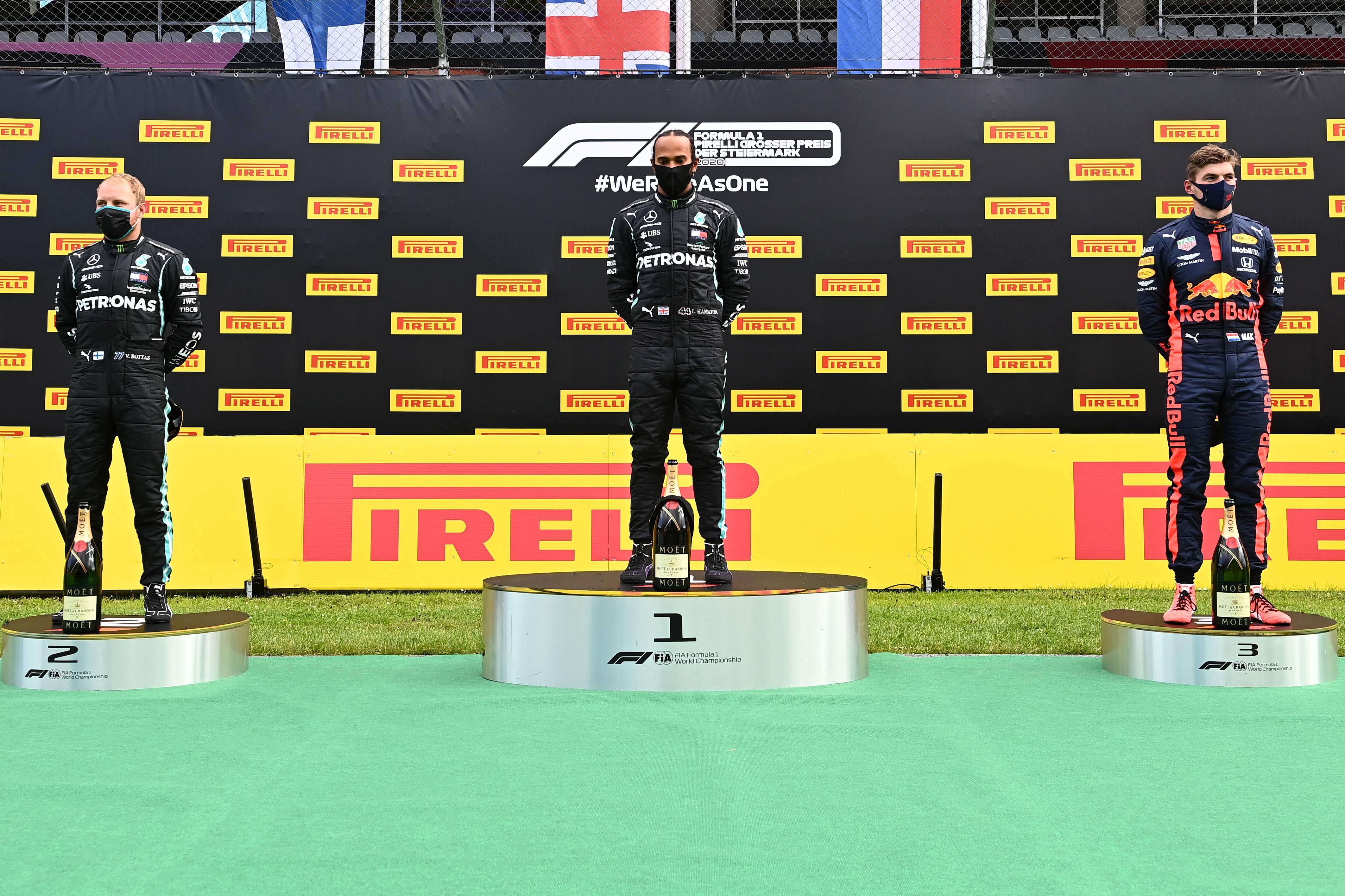 Dua pembalap Mercedes, Lewis Hamilton (tengah) dan Valtteri Bottas (kiri) merebut posisi 1 dan 2 balap F1 GP Styria, Minggu (12/7) 