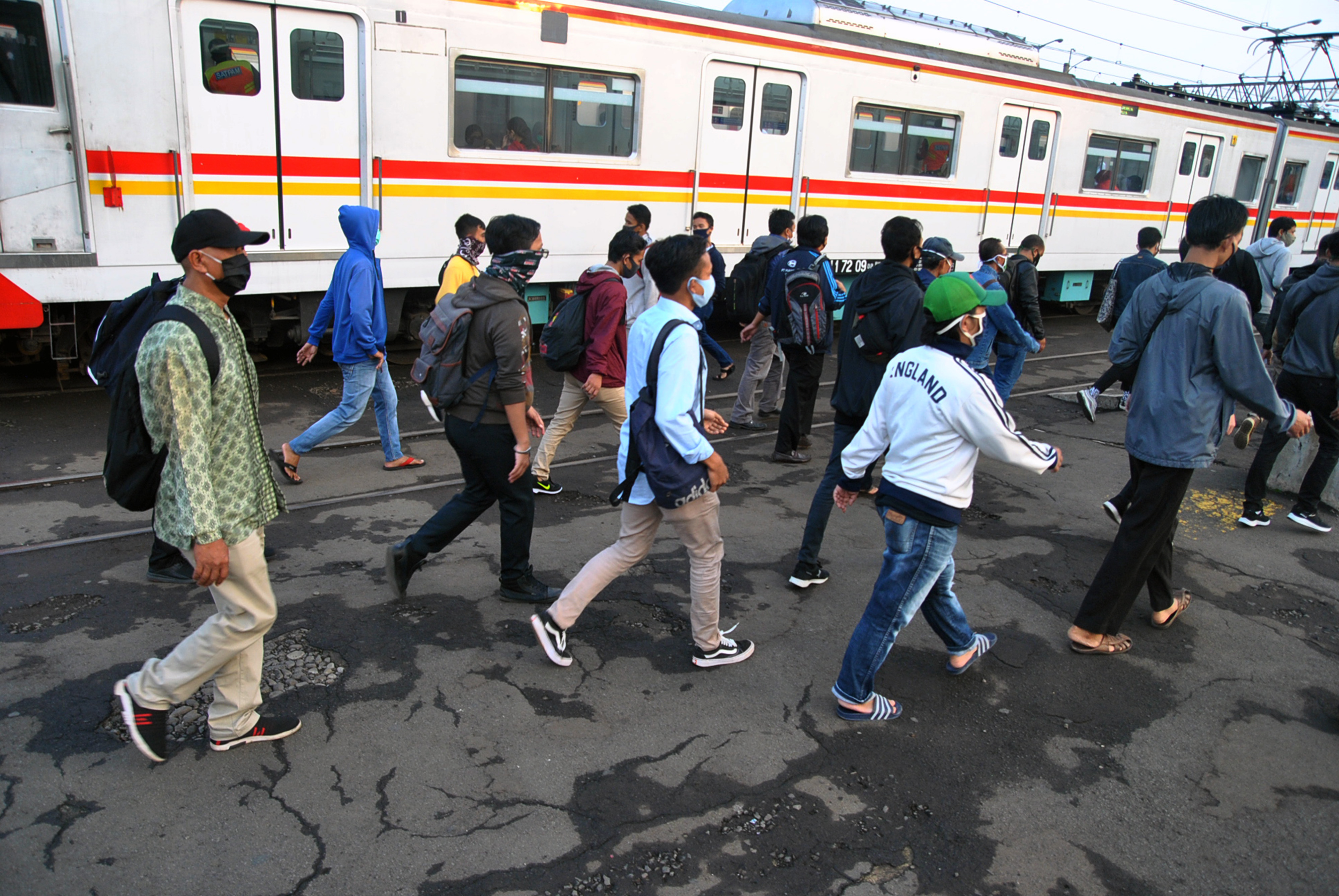 ejumlah calon penumpang bergegas naik KRL Commuter Line di Stasiun Bogor, Jawa Barat.