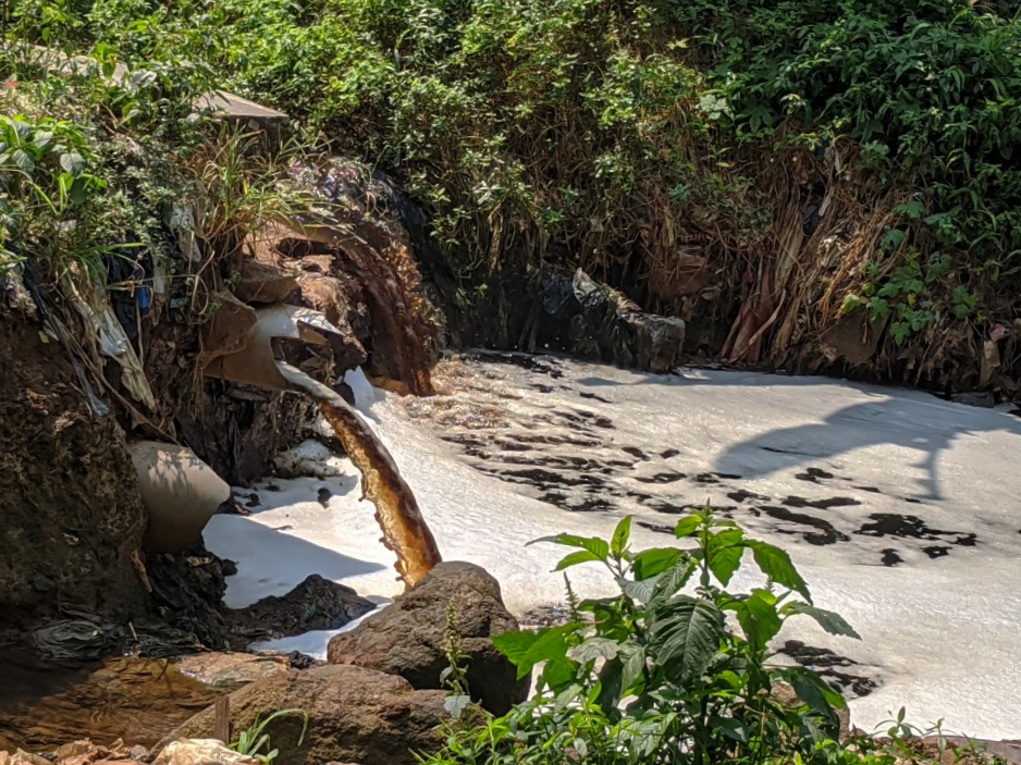 Kualitas air sungai yang berasal dari saluran pembuangan lindi atau limbah cair Tempat Pembuangan Akhir (TPA) Sarimukti di Kabupaten Bandung