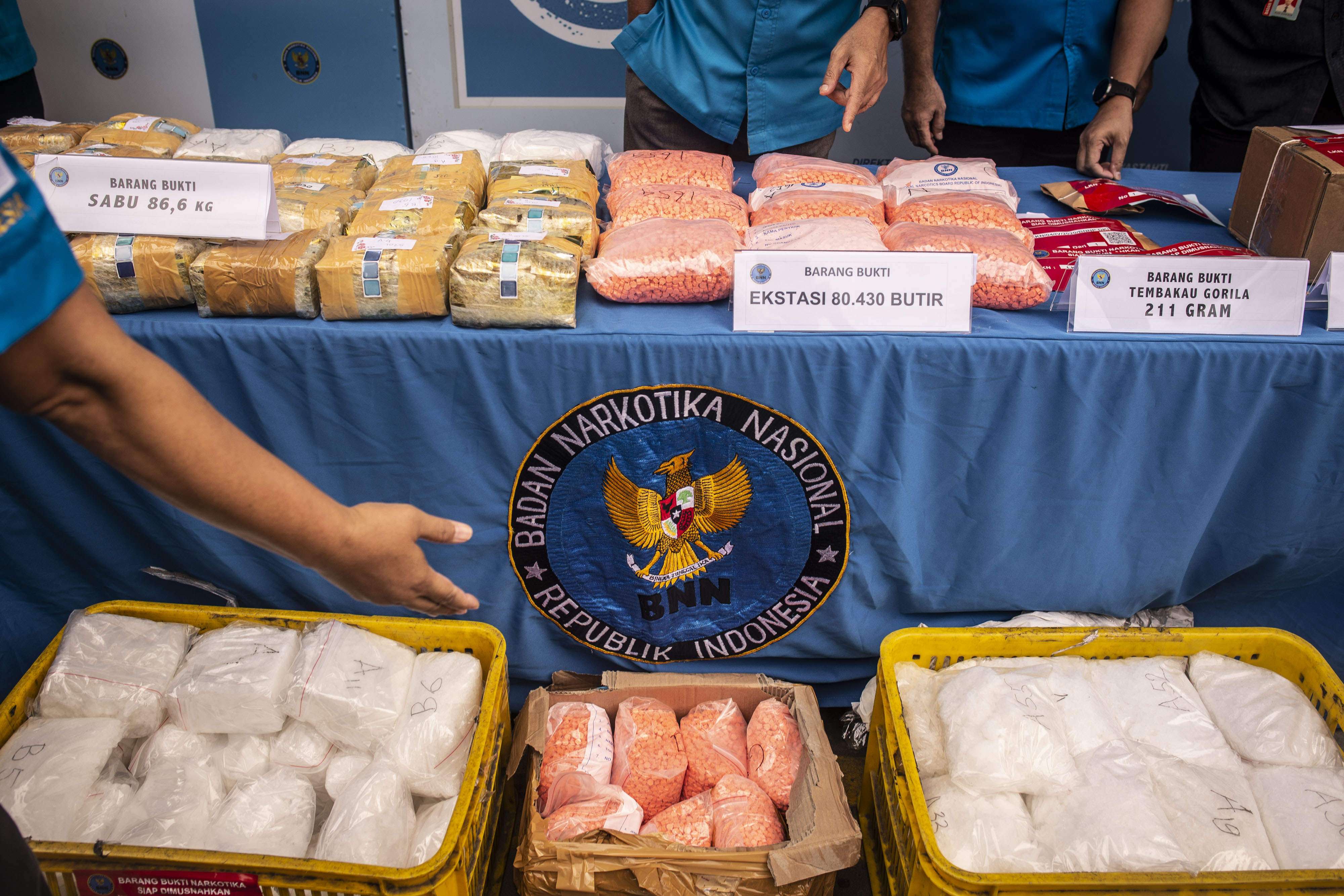  Personel BNN menata sejumlah barang bukti narkotika saat Pemusnahan Barang Bukti Narkotika ke-4 tahun 2020 di Kantor BNN, Jakarta. 