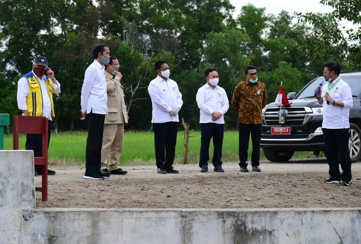 Mentan Syahrul Yasin Limpo (kanan) memberi sekilas penjelasan kepada Presiden Joko Widodo dan beberapa menteri lainnya.