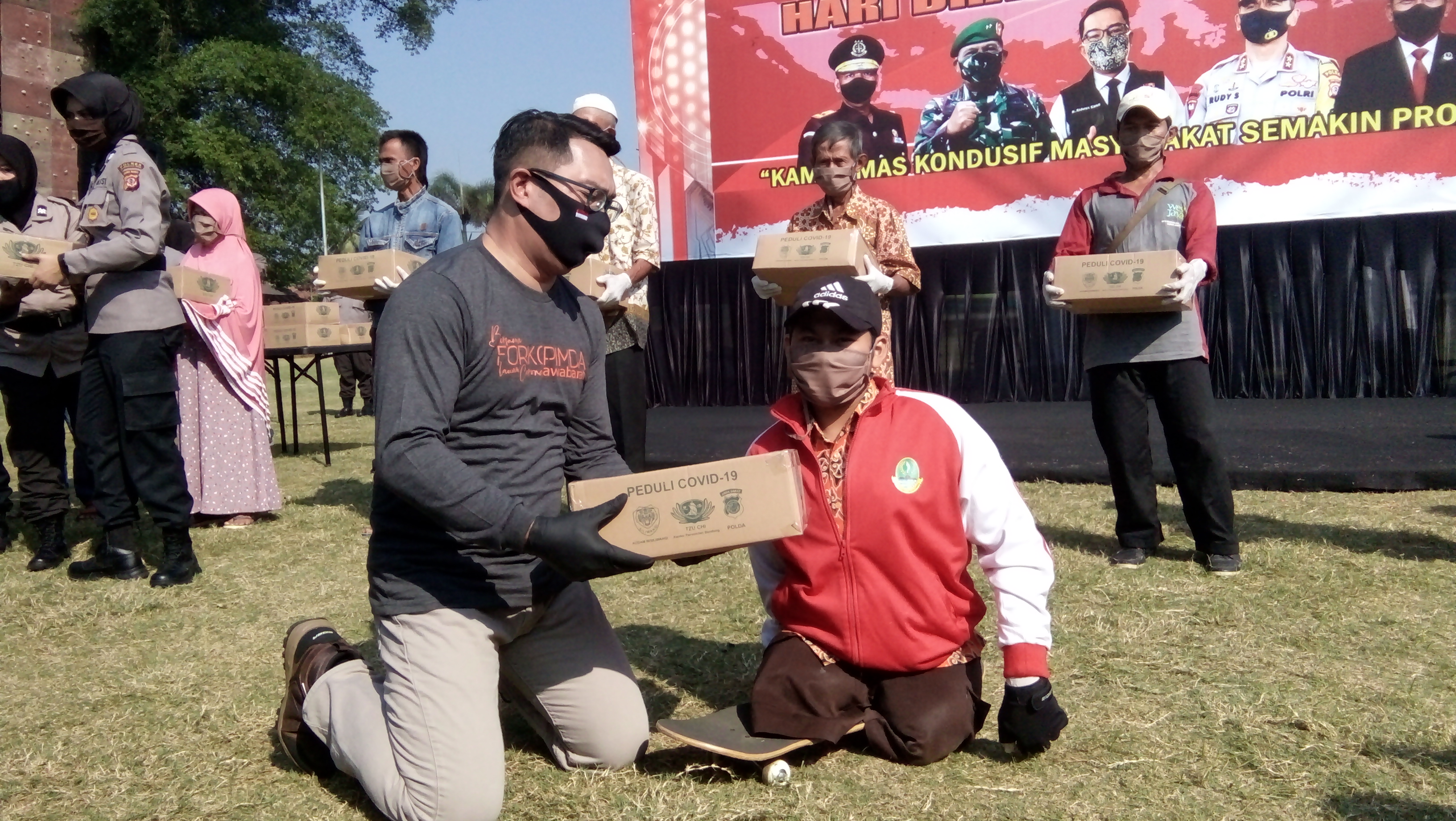 Gubernur Jawa Barat (Jabar) Ridwan Kamil dalam gelar bakti sosial HUT ke-74 Bhayangkara, di Tasikmalaya, Minggu (5/7).