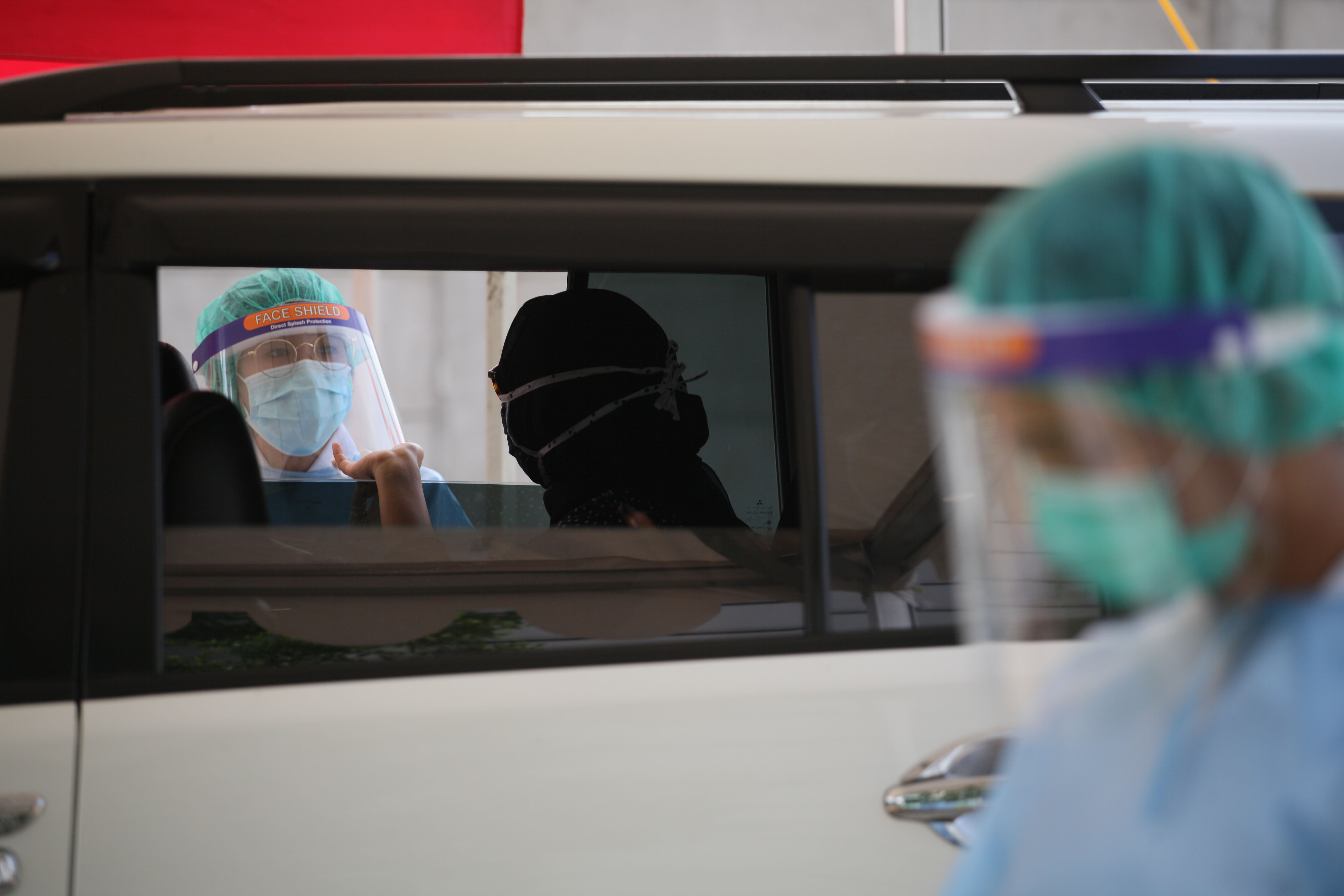 Tenaga medis saat melakukan rapid test secara drive thru.