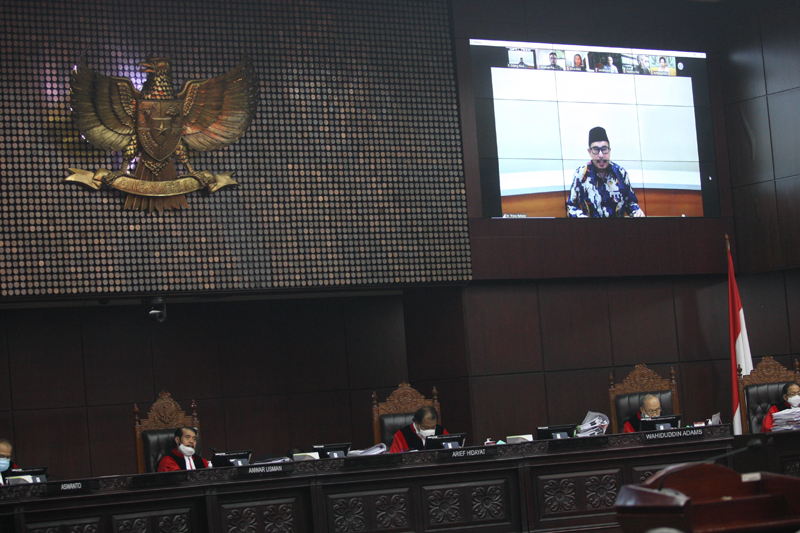 Ketua Mahkamah Konstitusi Anwar Usman (tengah) memimpin sidang pengujian UU tentang Komisi Pemberantasan Tindak Pidana Korupsi, di MK.