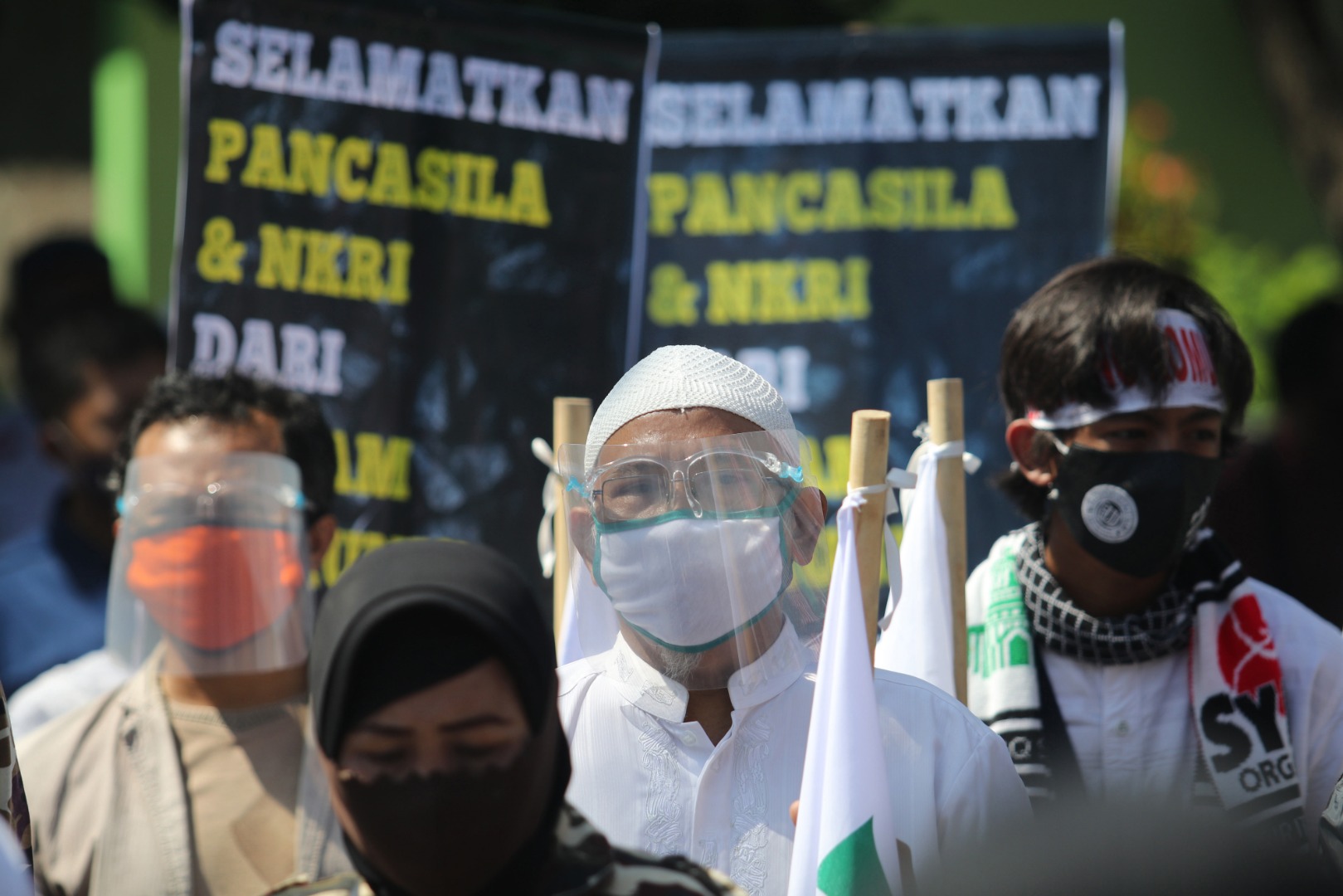 Warga yang tergabung dalam Pergerakan Umat Islam melakukan unjuk rasa bertajuk Aksi Penyelamatan Pancasila dari Komunisme. 