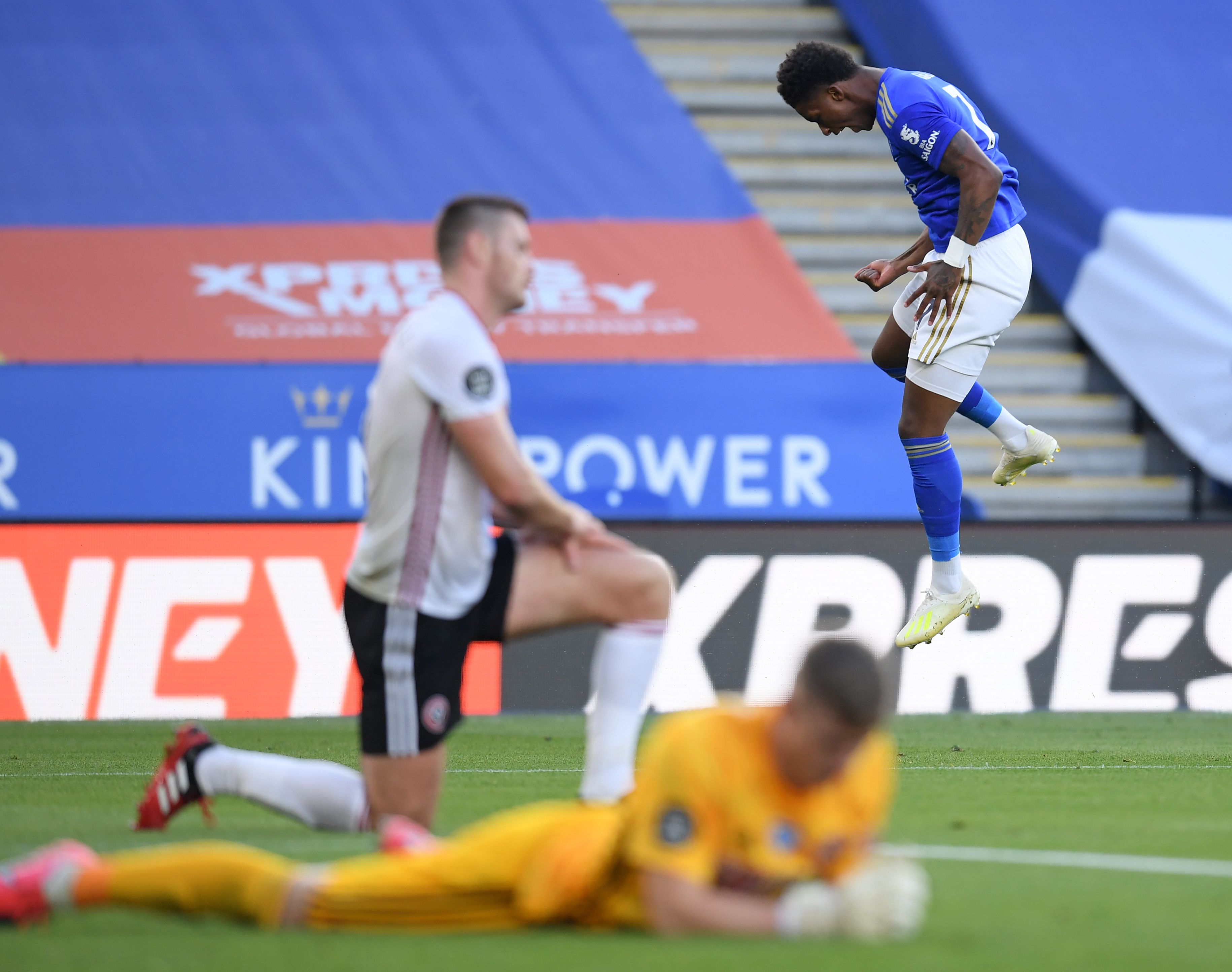 Pemain Leicester City Demarai Gray (kanan) meluapkan kegembiraan usai menjebol gawang Sheffield United di King Power Stadium, Jumat (17/7).