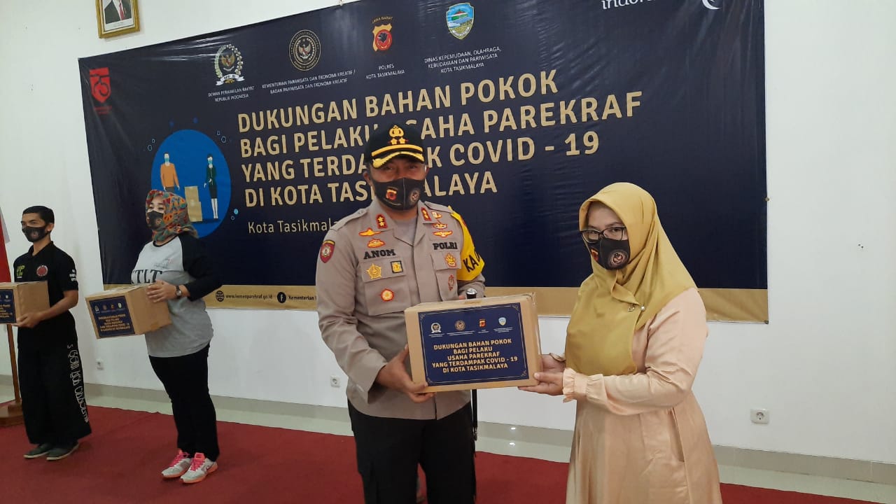 Kementerian Pariwisata dan Ekonomi bersama angggita Komisi X DPR RI Ferdiansyah salurkan bantuan lewat Polresta Tasikmalaya, Sabtu (25/7).