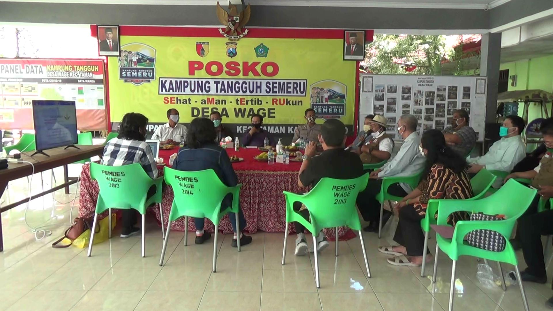 Warga Desa Wage, Kecamatan Taman, Kabupaten Sidoarjo melakukan tracing lingkungan mampu meredam penyebaran covid-19