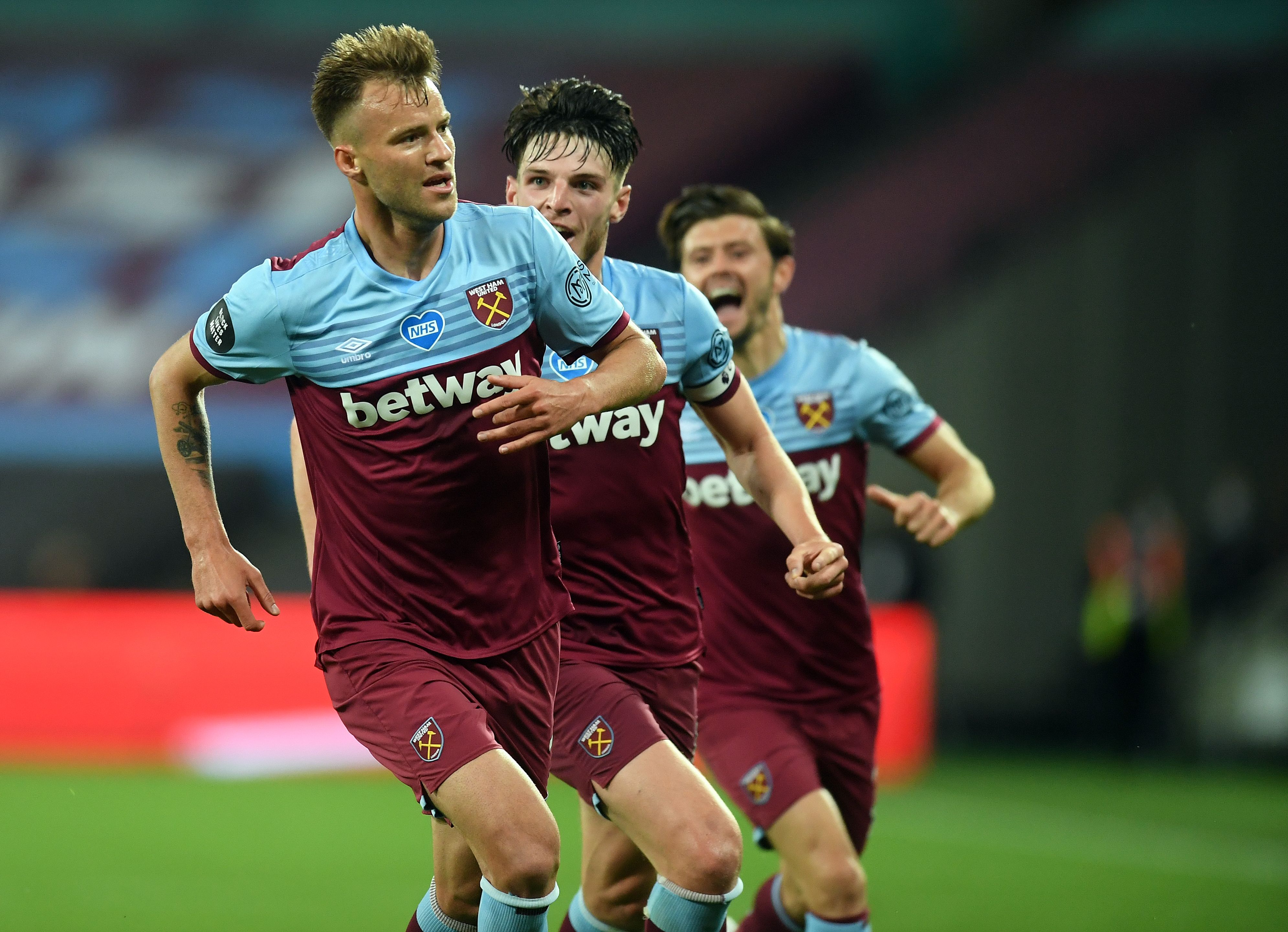 Andriy Yarmolenko (kiri) merayakan gol yang dicetak ke gawang Chelsea dalam lanjutan Liga Primer, Kamis (2/7). West Ham menang 3-2.