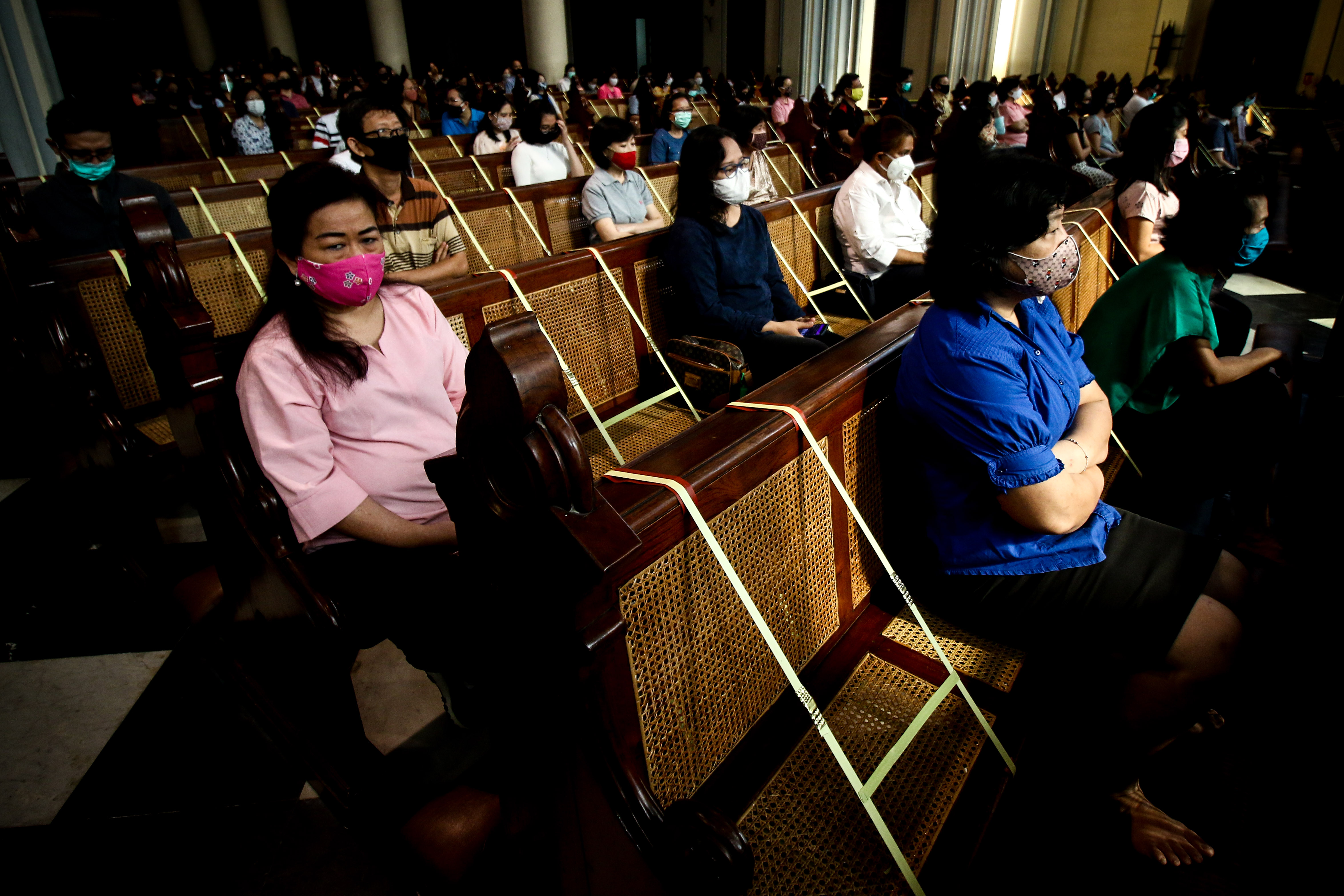 Umat Katolik mengikuti misa mingguan di Gereja Katedral, Jakarta di masa PSBB Transisi.