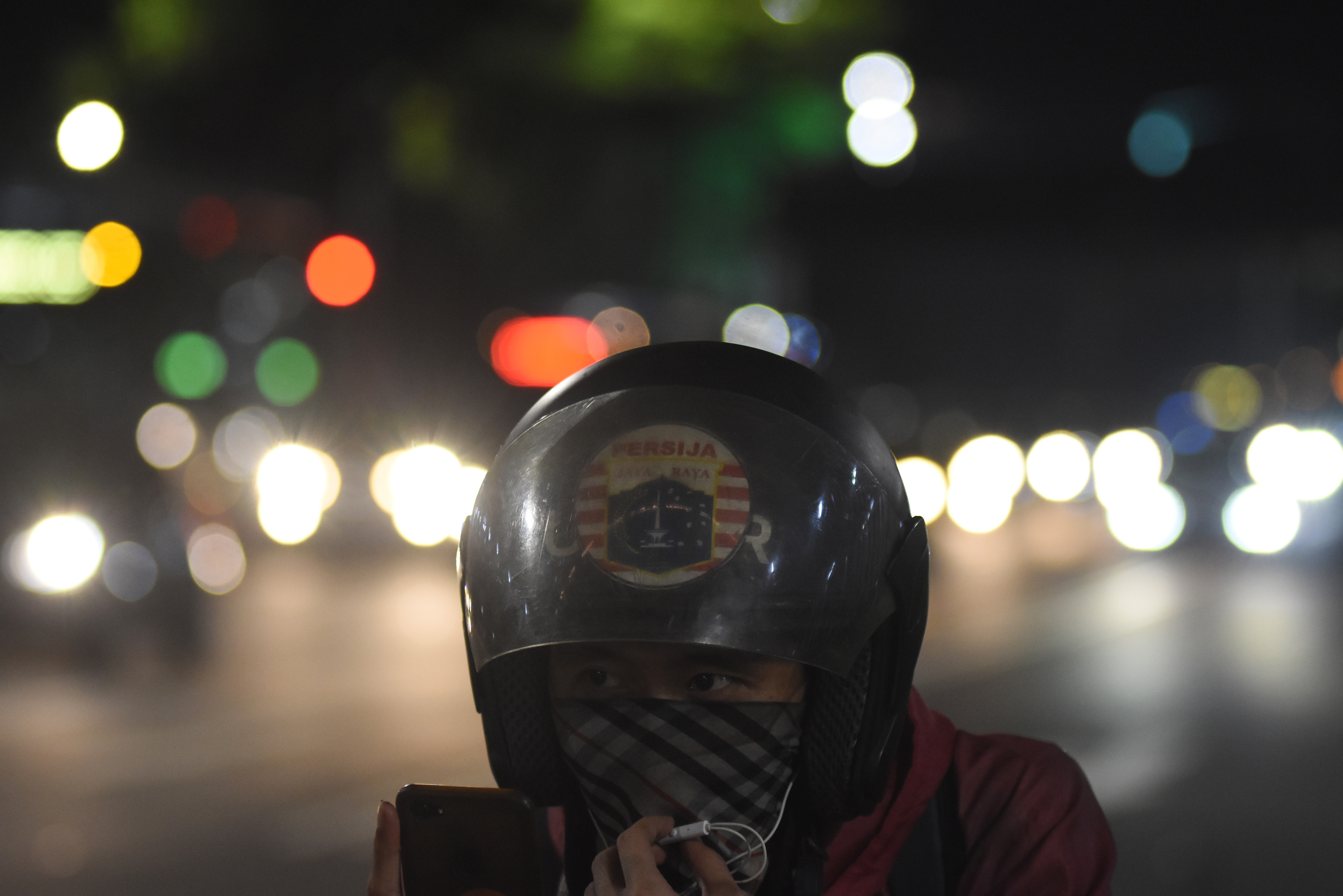  Pekerja mengenakan masker saat berkomunikasi melalui gawainya di kawasan Senayan, Jakarta, Rabu (8/7).