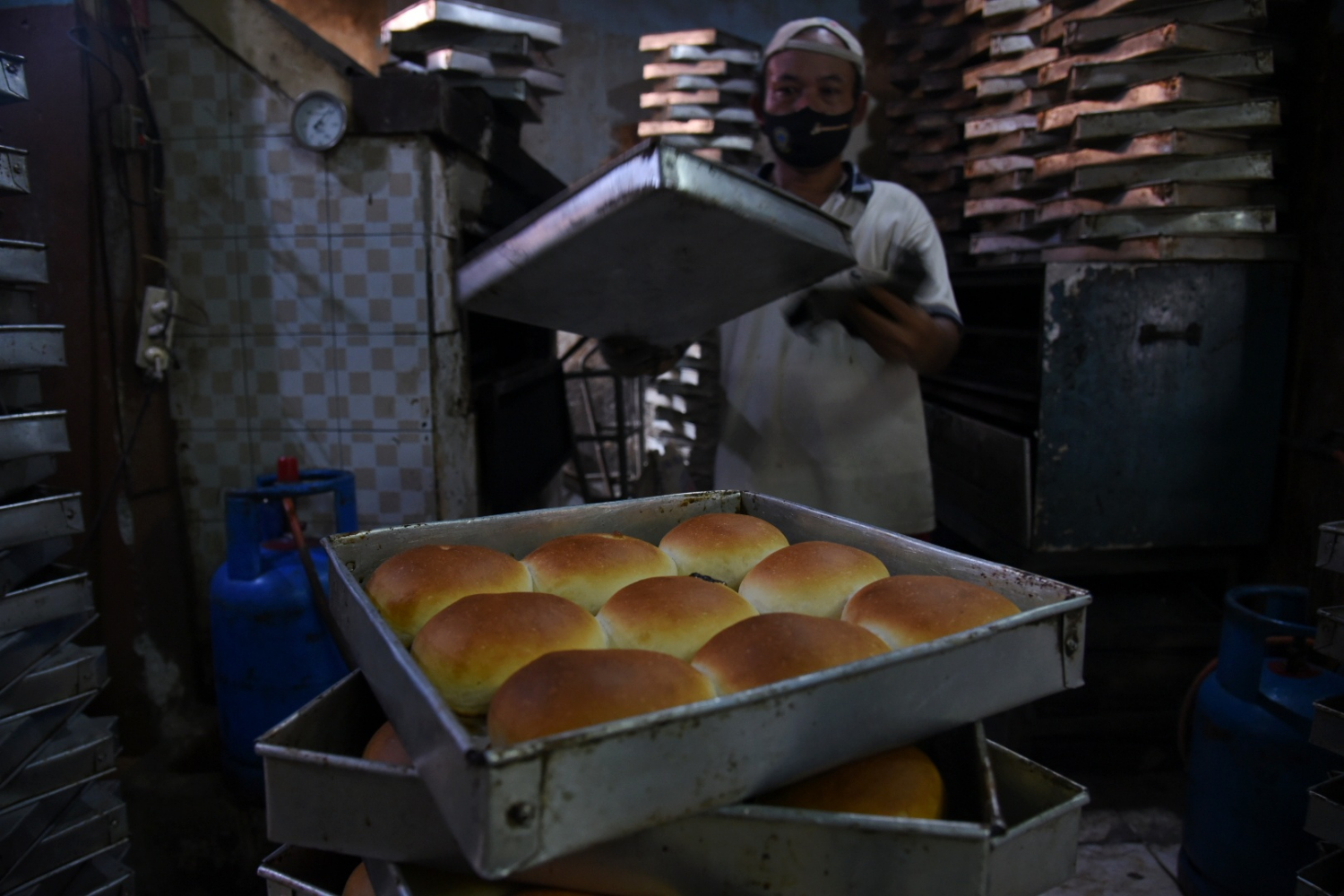 Industri roti skala rumah tangga yang ikut terdampak pandemi covid-19.