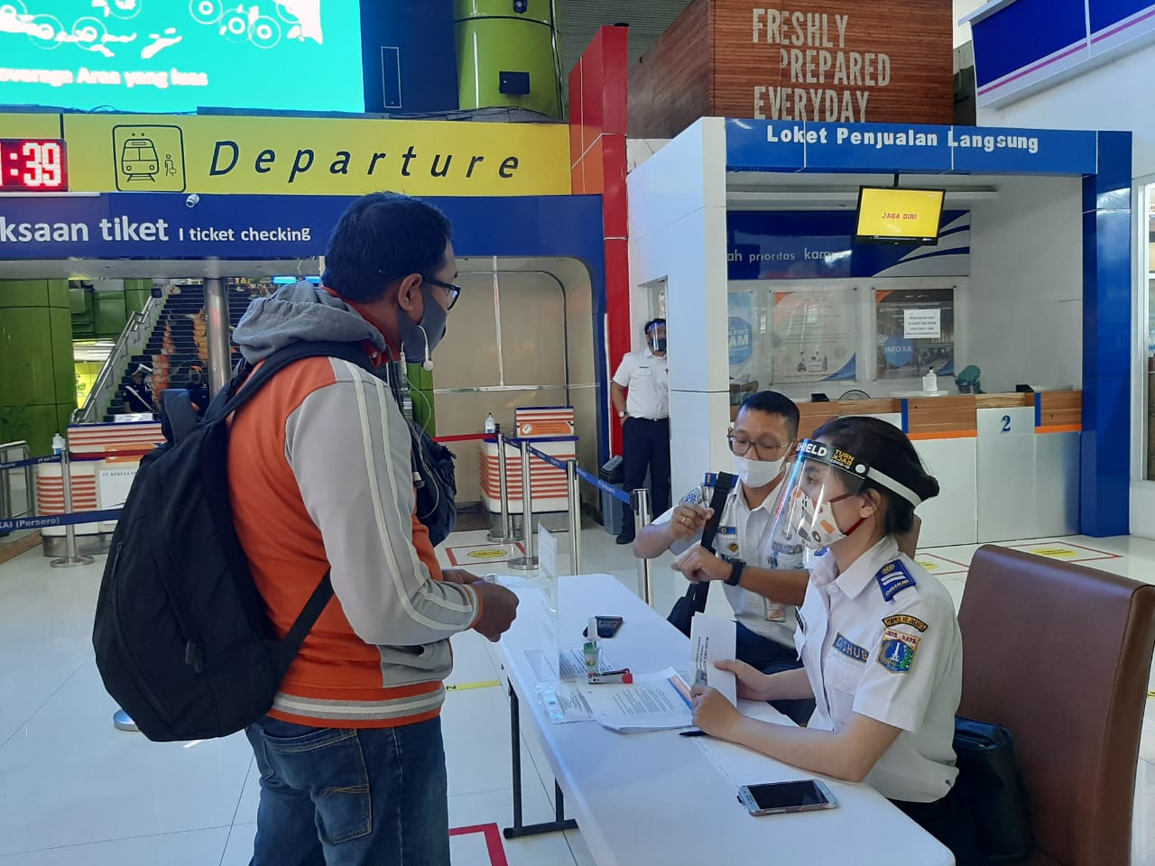 Warga mengurus tiket keberangktan KA Jarak Jauh di Stasiun Gambir