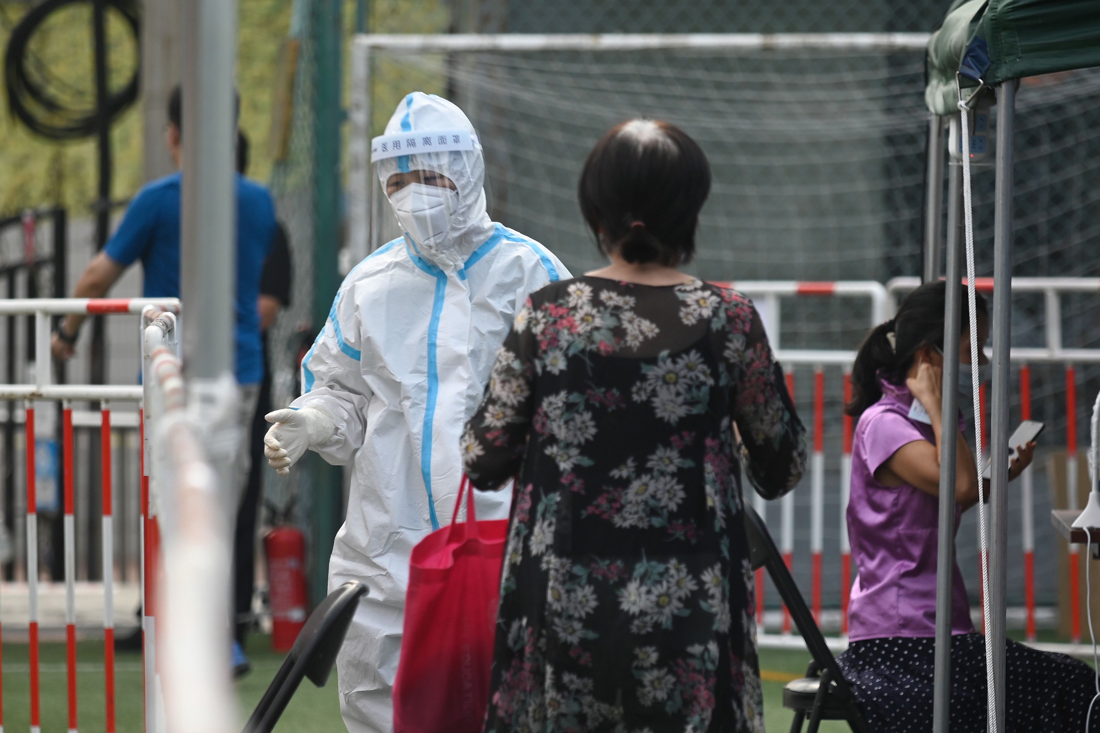 Seorang warga menunggu giliran untuk melakukan swab test di Beijing, Tiongkok.