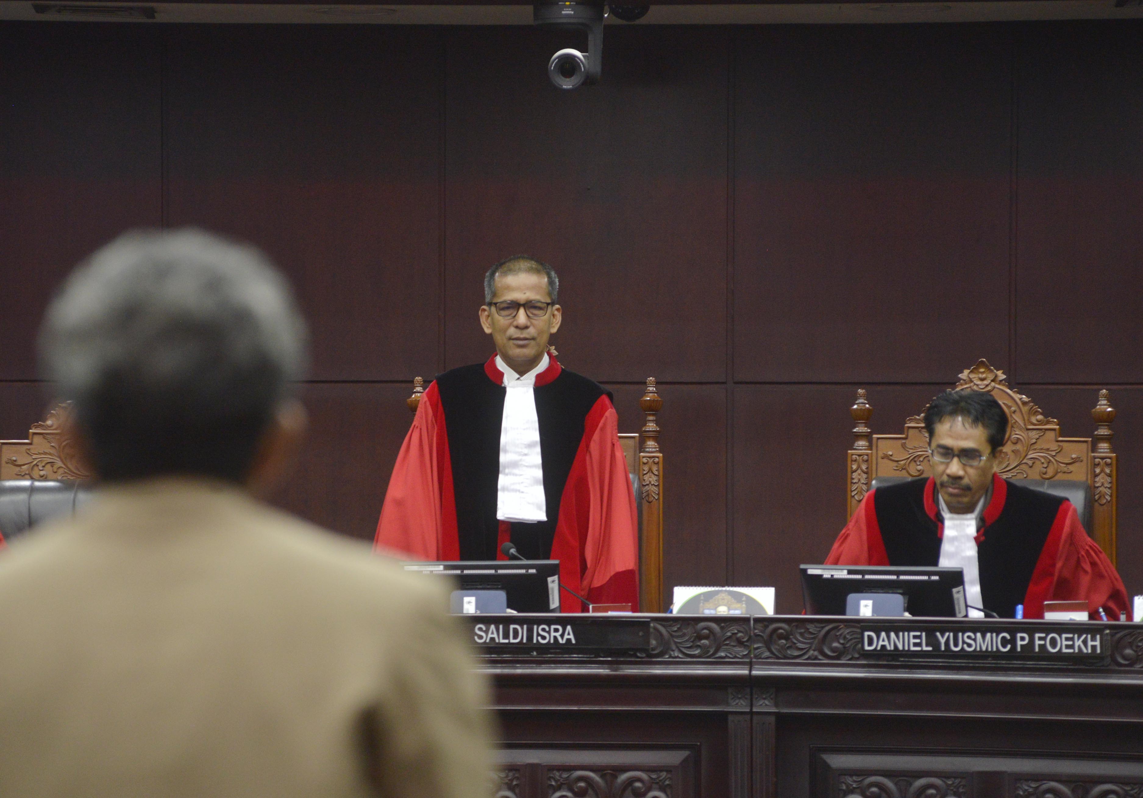 Hakim Mahkamah Konstitusi Saldi Isra (kiri). 
