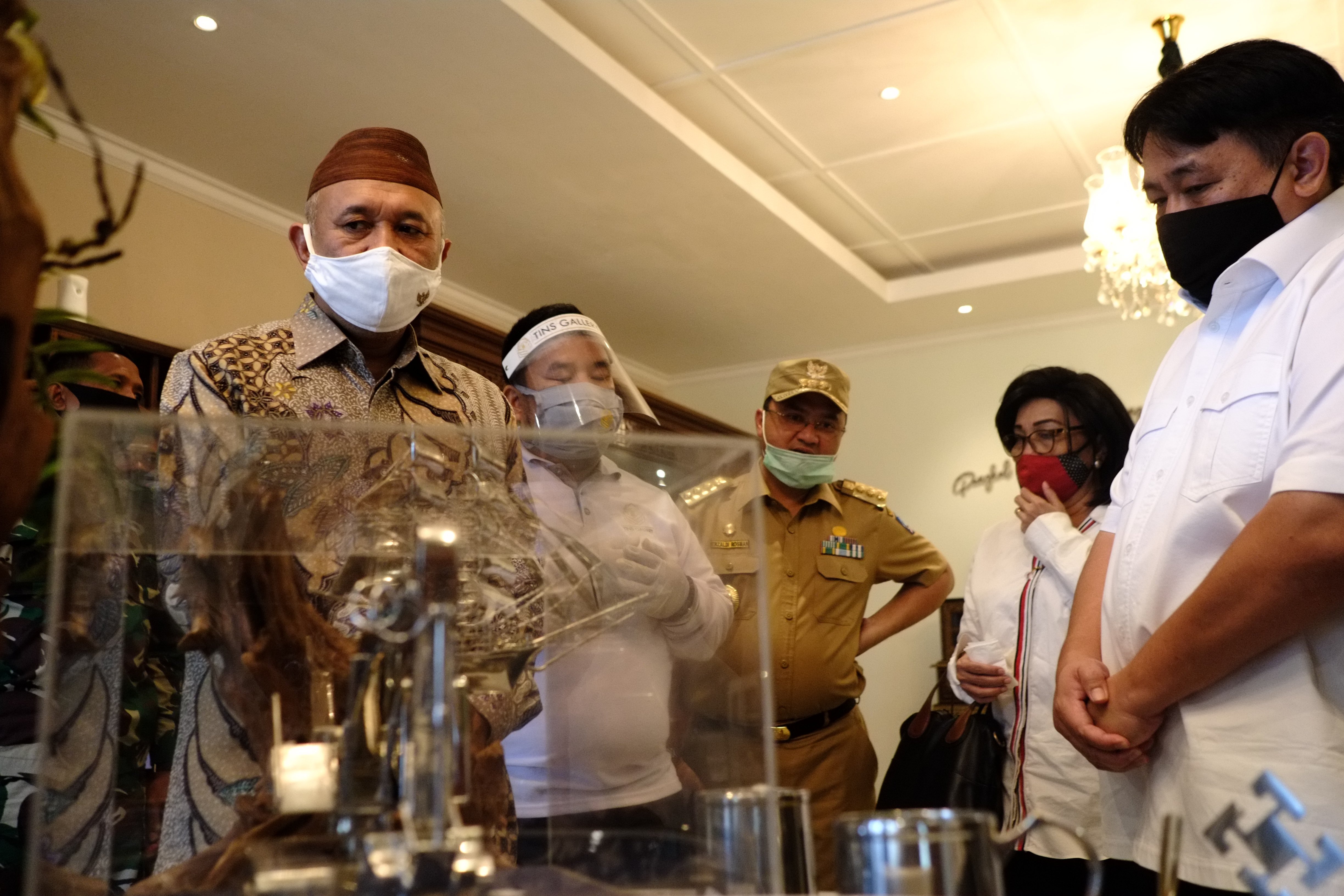 Menteri Koperasi dan Usaha Kecil Menengah (UKM) Teten Masduki (kiri) 