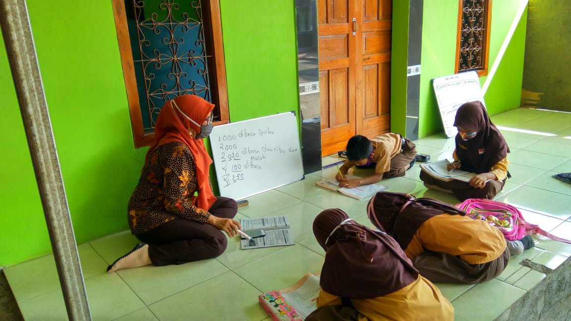 Guru SDN KedungWaduk 1 Sragen mendatangi siswa yang tidak memiliki gawai