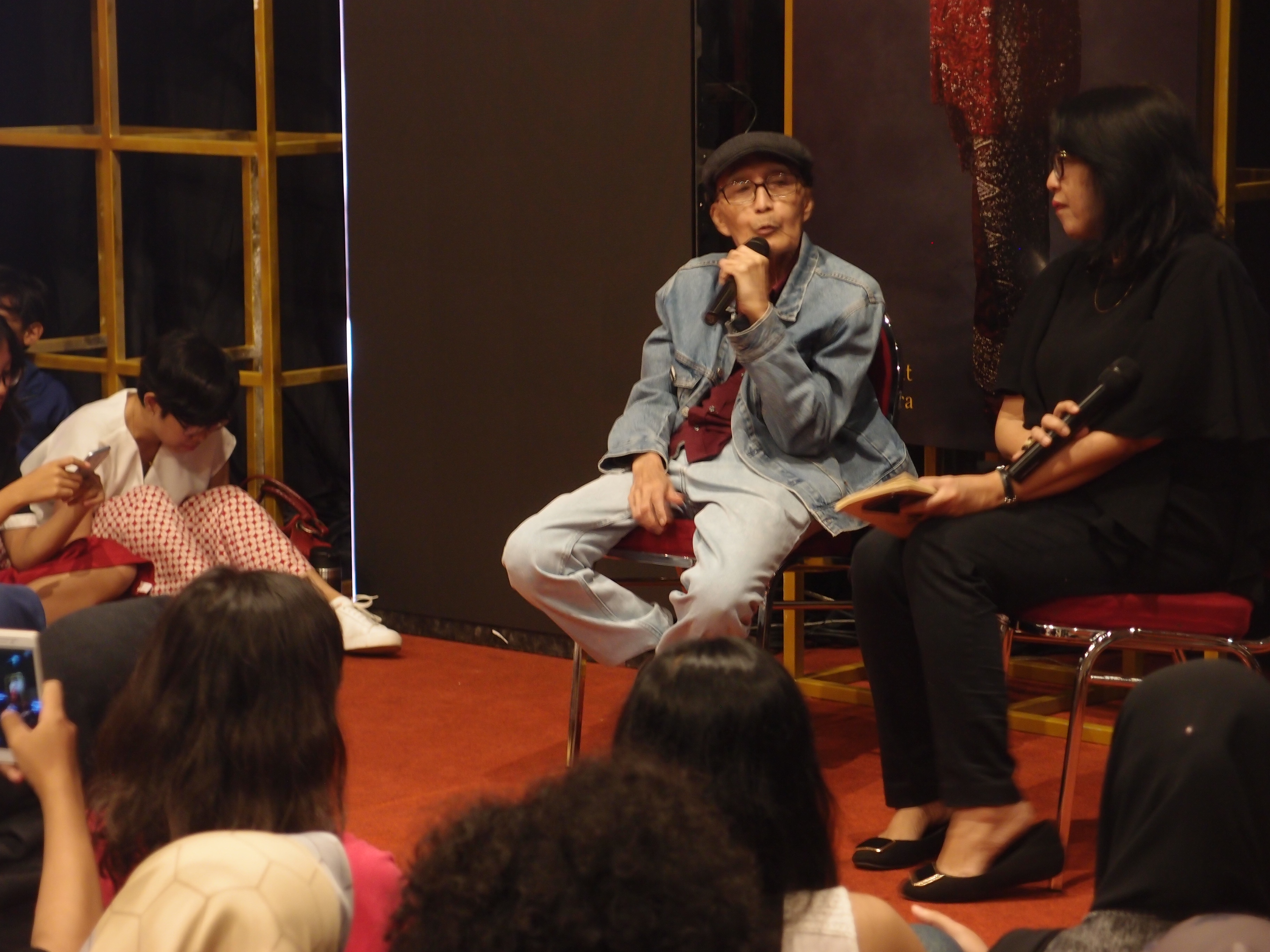 Sastrawan Sapardi Djoko Damono (tengah) menyampaikan pendapatnya pada acara 