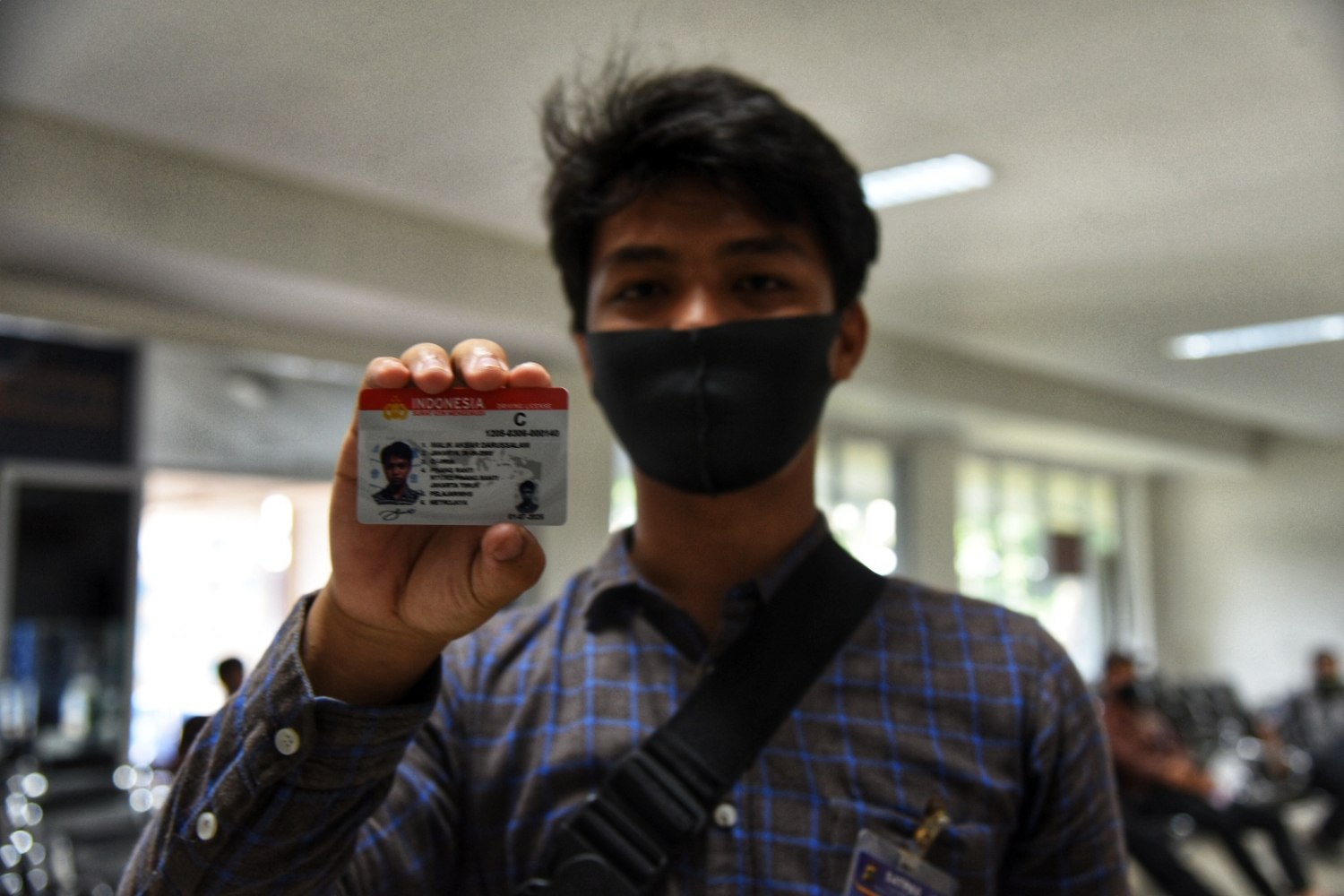 Warga yang baru mendapat SIM di Satpas) SIM Daan Mogot, Jakarta Barat, Rabu (1/7/2020)