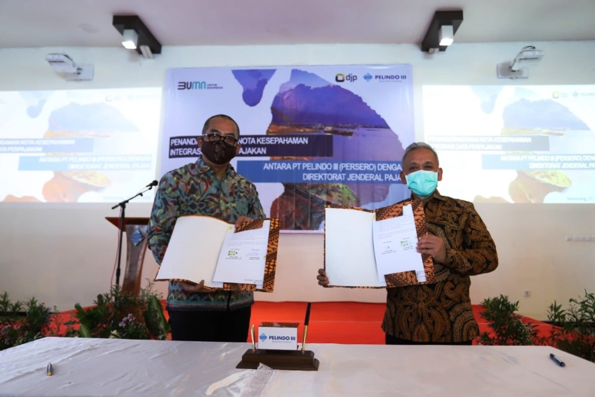 Dirjen Pajak Depkeu RI, Suryo Utomo bertukar perjanjian dengan Dirut PT Pelabuhan Indonesia III (Persero), U Saefudin Noer.