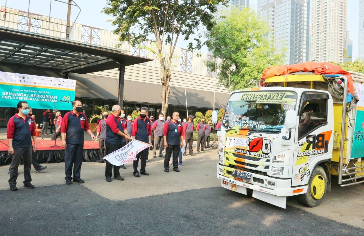 Pelepasan hewan kurban dilakukan Artha Graha Peduli (AGP) di Kawasan SCBD, Jakarta, pada Kamis (30/7).