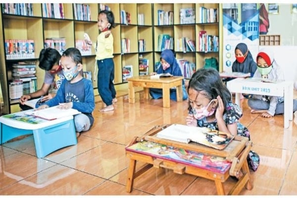 Anak-anak membaca buku di Rumah Kampoeng Baca, Kecamatan Benda, Kota Tangerang, Banten, kemarin.