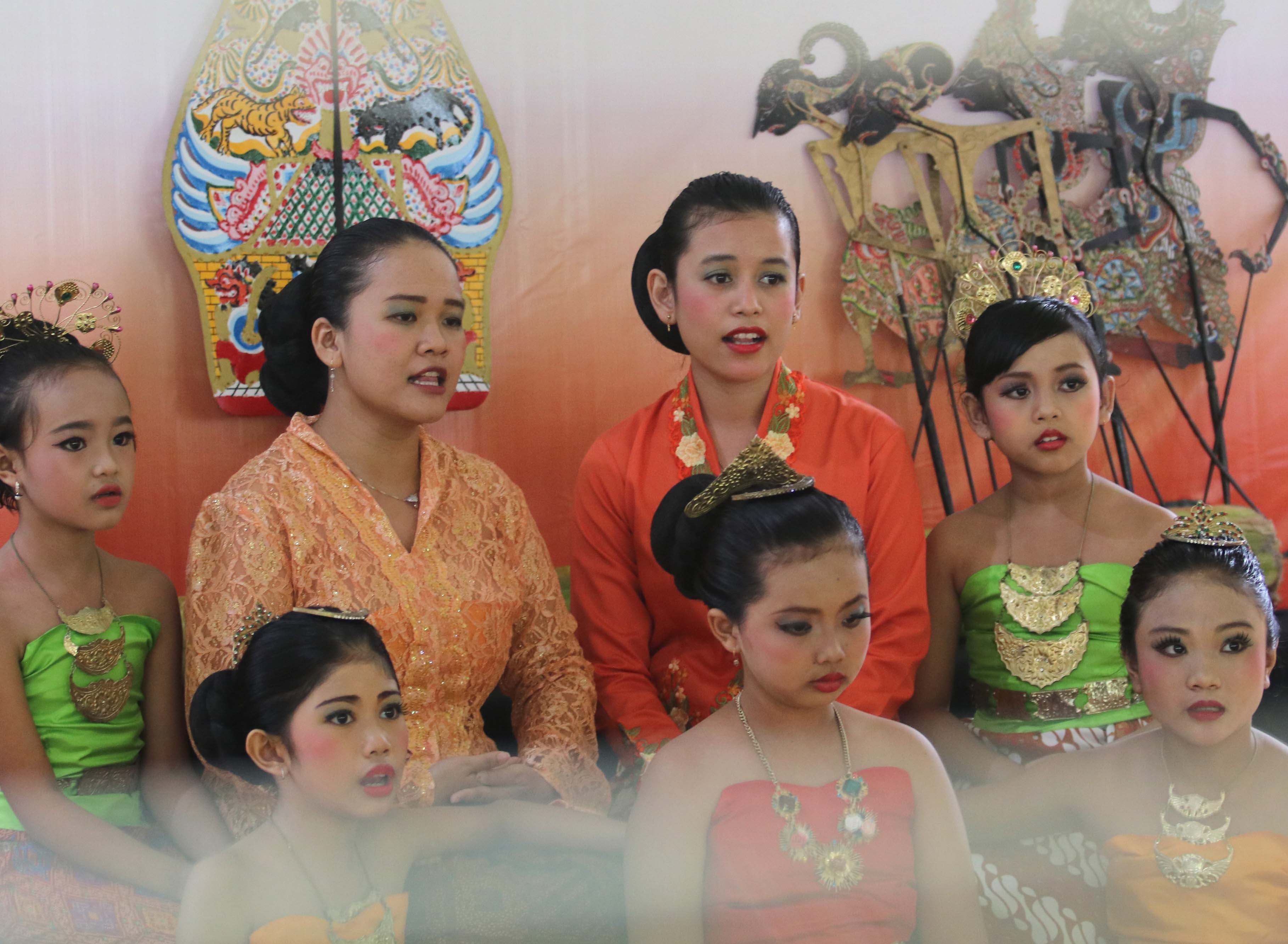 Sejumlah pelajar menyanyikan tembang jawa saat pentas di SD Katolik Frateran II, Kediri, Senin (20/7) untuk memperingati Hari Anak Nasional 