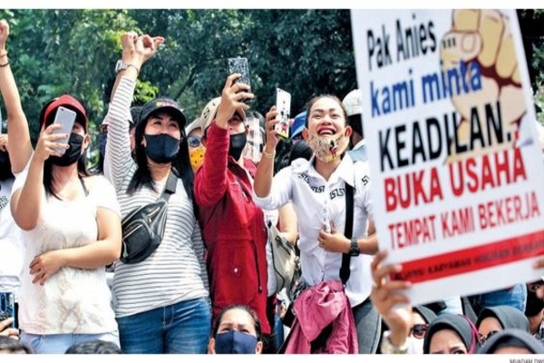 Para pekerja sektor usaha hiburan berunjuk rasa di depan Balai Kota, Jakarta, kemarin.