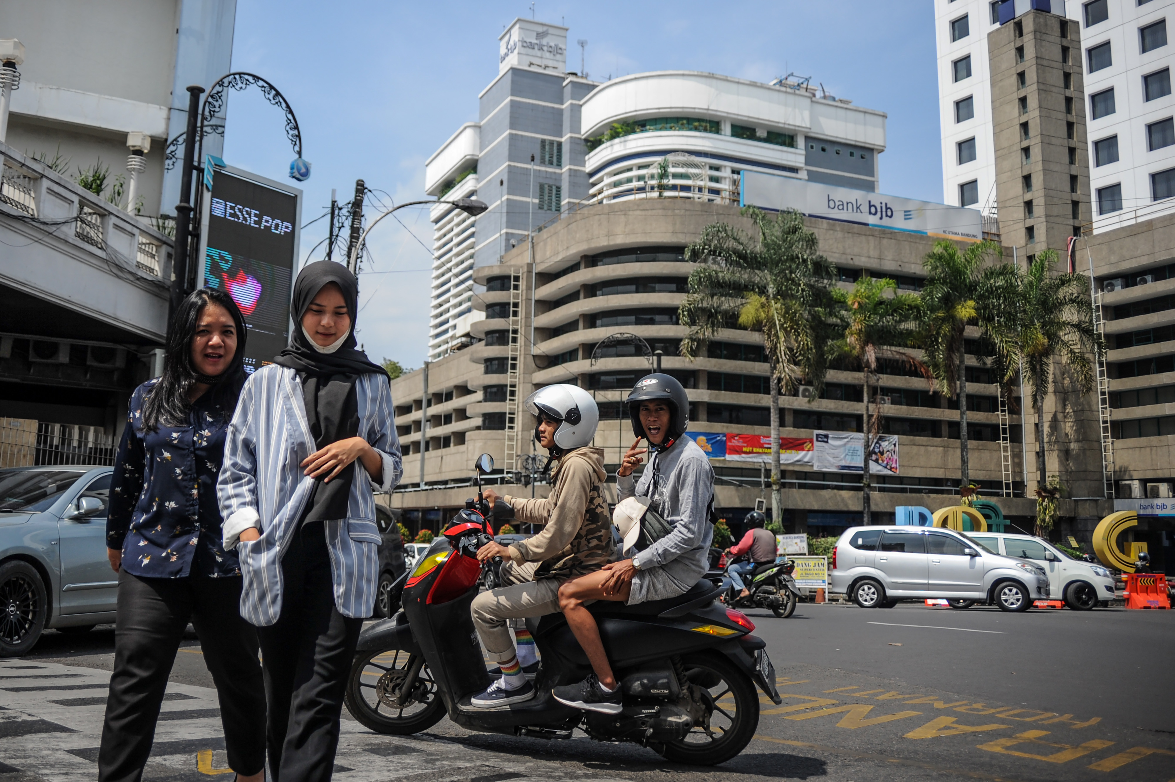 Pengguna kendaraan dan penyeberang jalan mengabaikan protokol kesehatan dengan tidak menggunakan masker di Jalan Braga, Bandung, Jawa Barat,