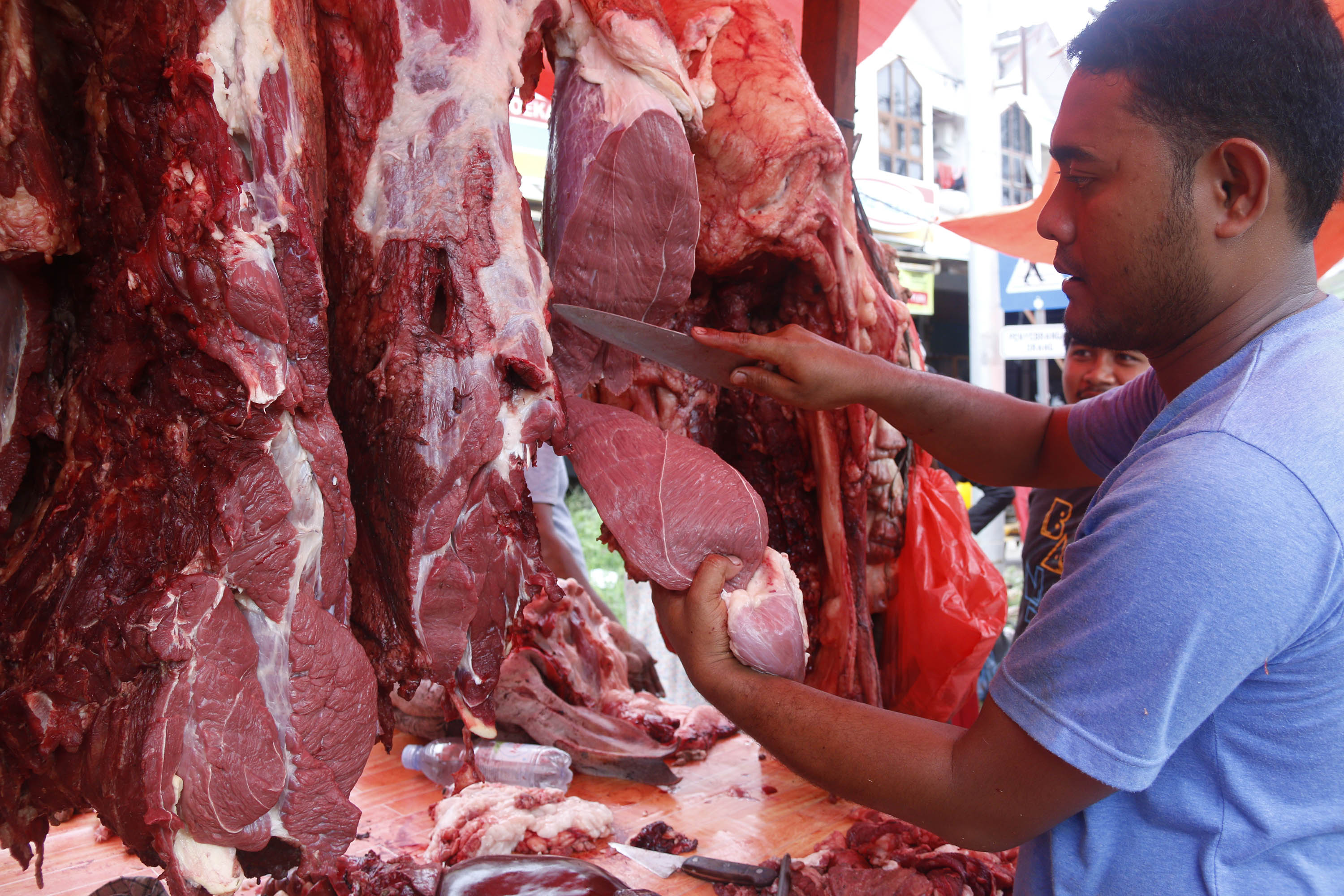 Dua hari menjelang hari Raya Idul Adha, harga daging mameugang di Provinsi Aceh naik hingga Rp200 ribu per kg.