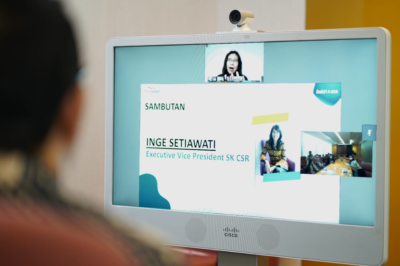 Executive Vice President CSR BCA Inge Setiawati saat membuka webinar.