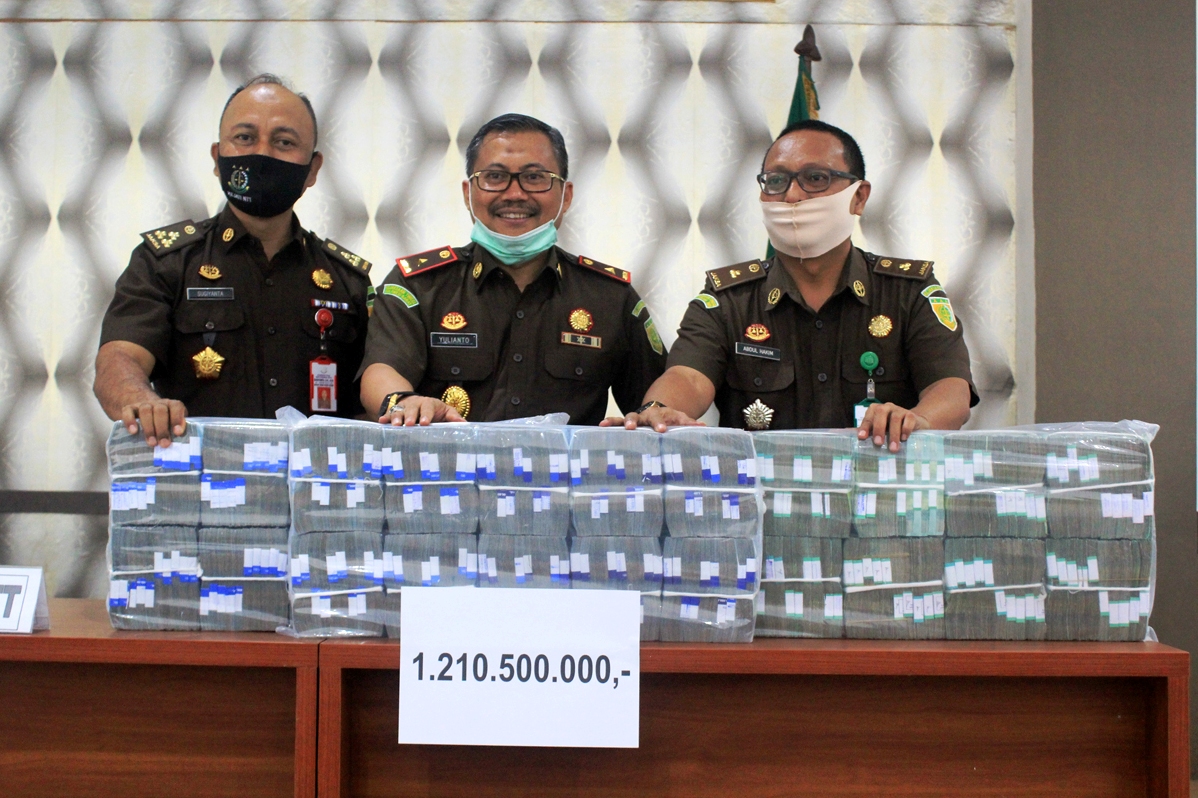 Kajati NTT, Yulianto (tengah) bersama Asisten Pidana Khusus Sugiyanta (kiri) dan Kasi Penkum Abdul Halim dan uang sitaan.