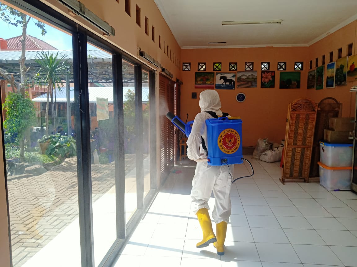 BIN Gelar Penyemprotan di Panti Sosial Bina Laras Cipayung