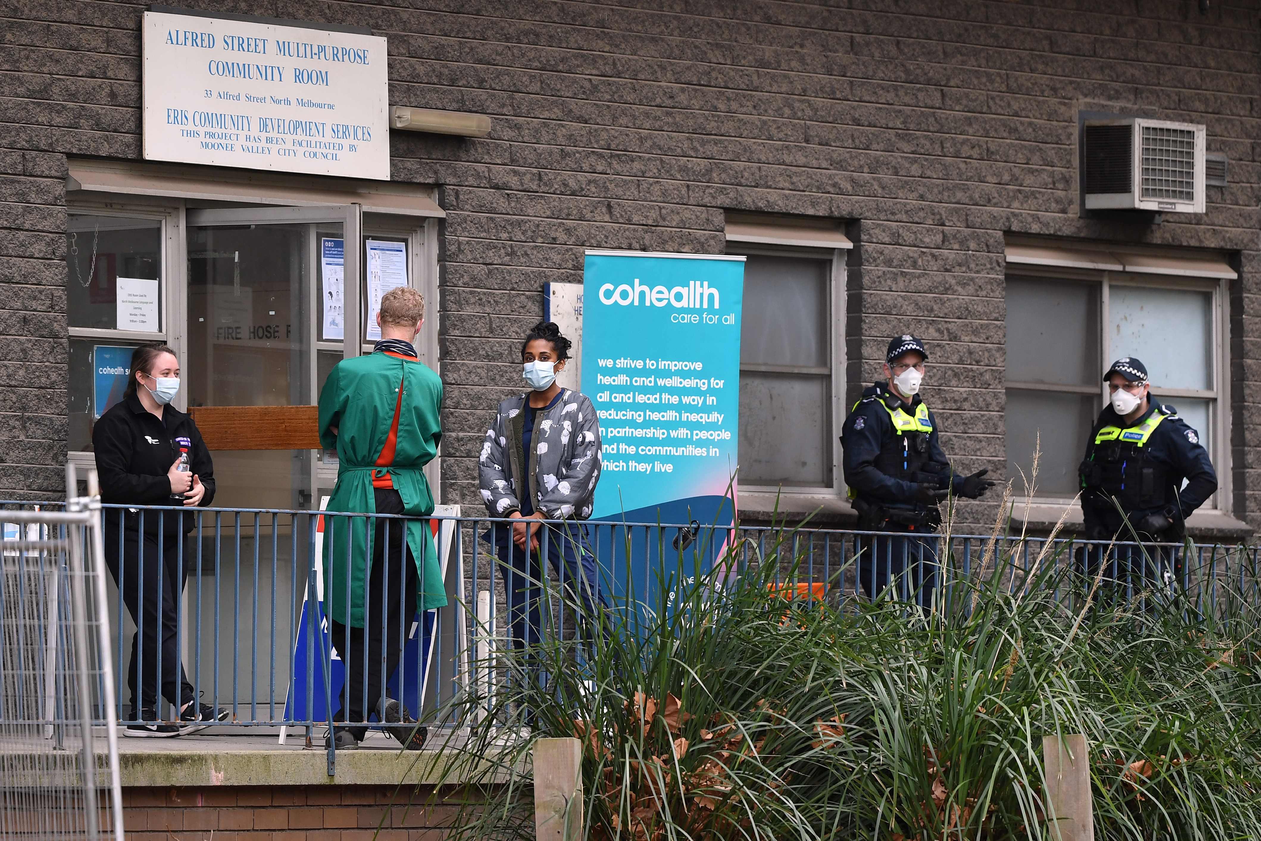 Petugas medis sedang di perumahan umum di Melbourne pada 10 Juli 2020, ketika kota itu mencatat 288 kasus baru covid-19 