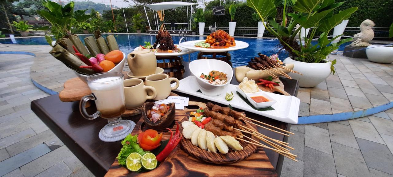 JSI Resto menyajikan menu Paket LEQO, dengan harga Rp 270,000,-/net untuk empat orang.