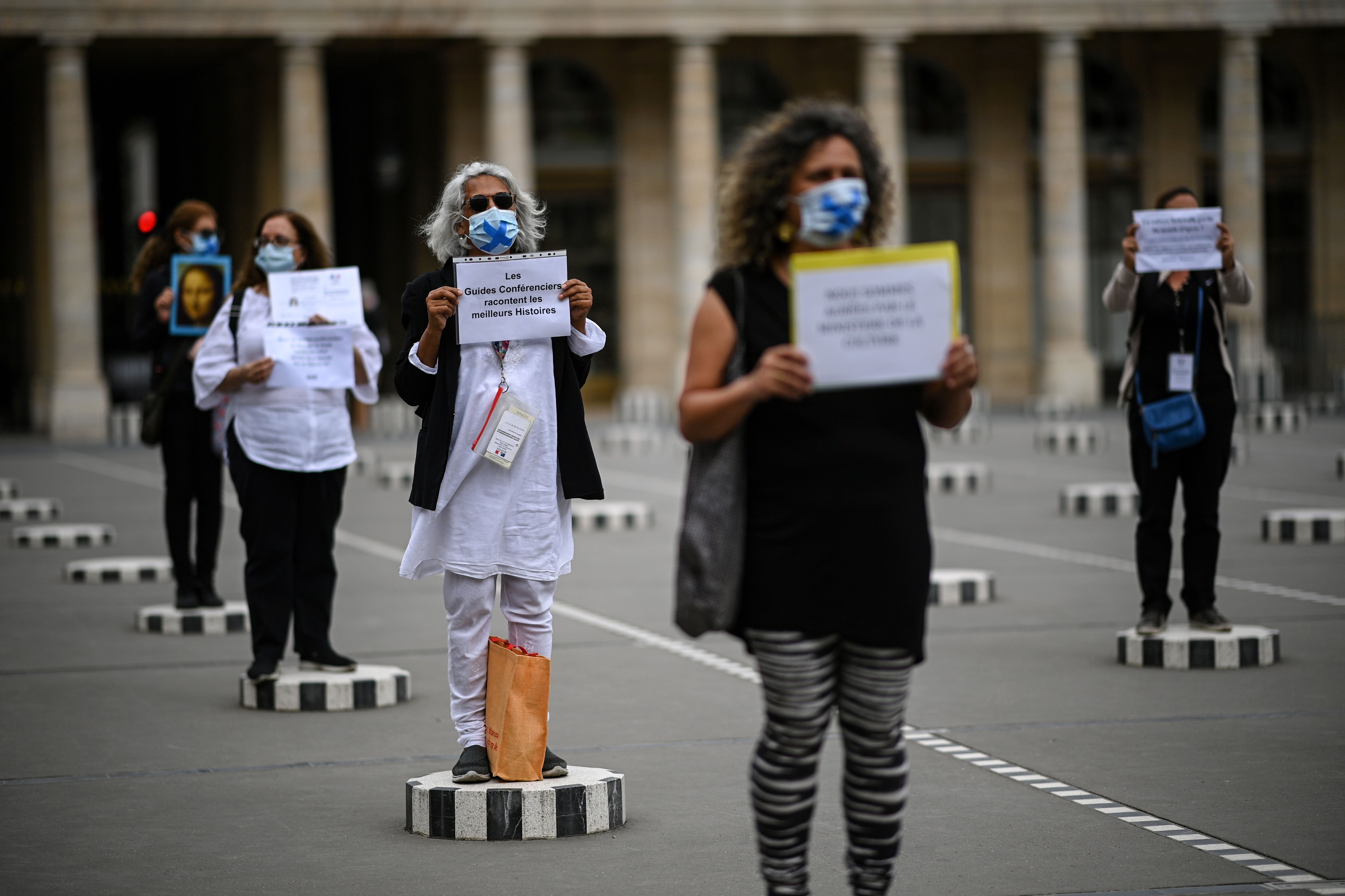 Pemandu wisata di Paris menggelar protes dengan menggunakan masker dan menjaga jarak fisik