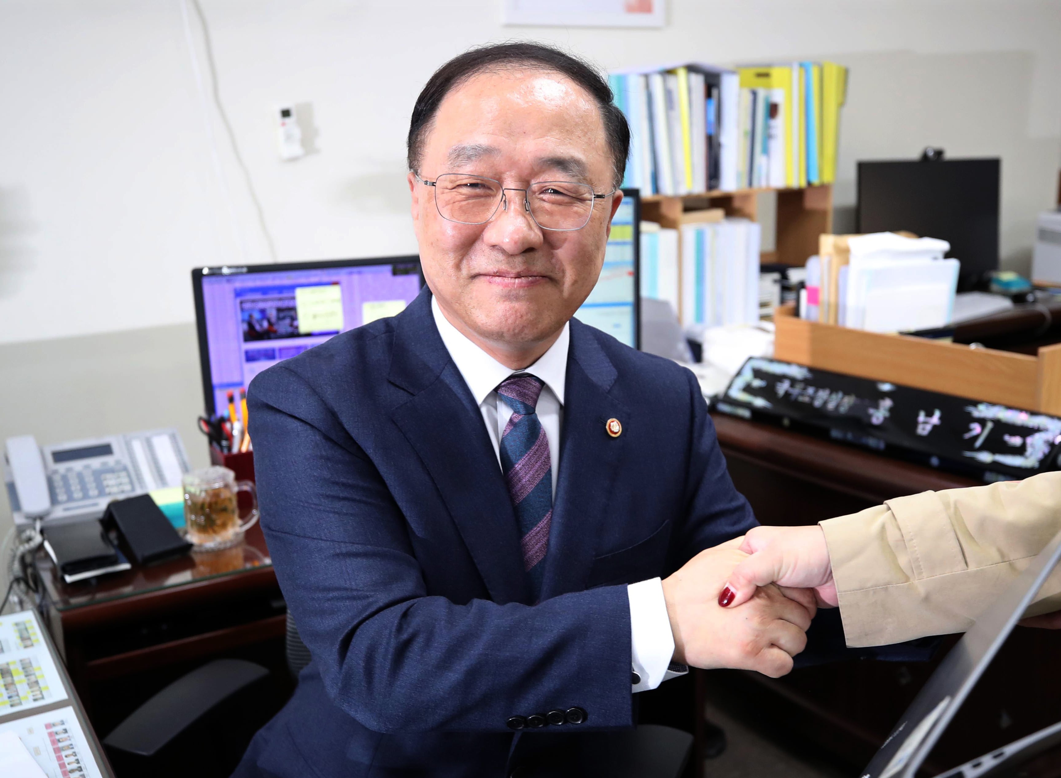 Menteri Keuangan Hong Nam-ki