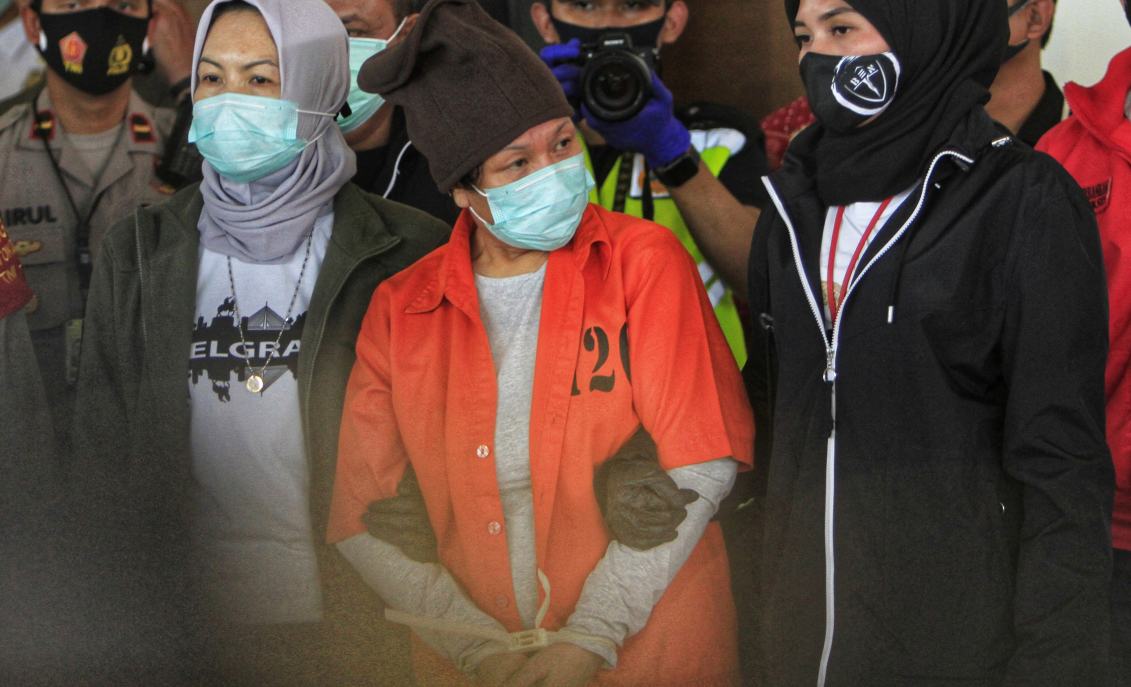 Tersangka pembobol Bank BNI, Maria Pauline, saat tiba di Bandara Soekarno-Hatta.
